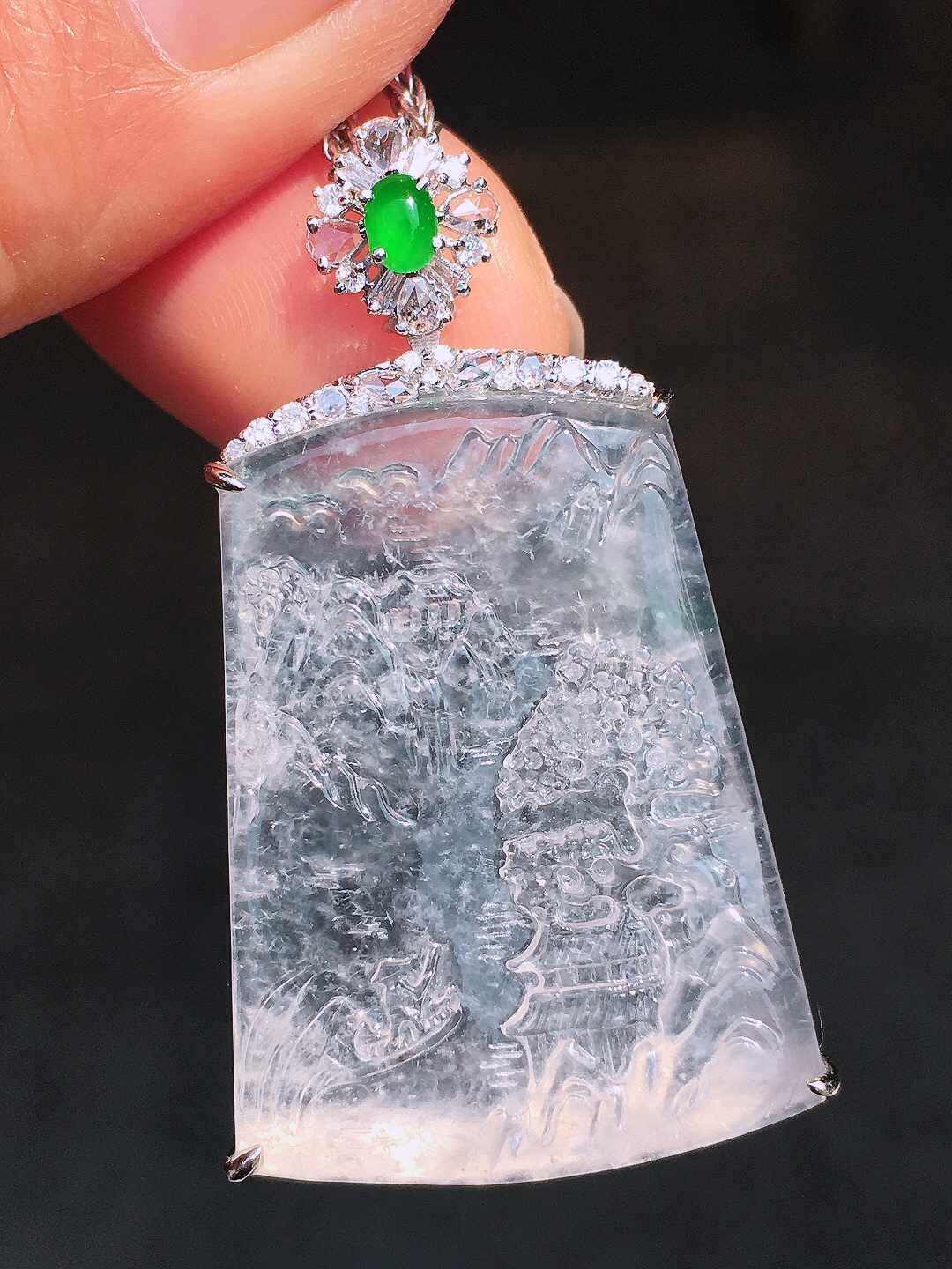 冰种山水牌吊坠，玉质细腻，荧光感超
强，饱满圆润，尽显优雅气质，18k
金豪华镶嵌