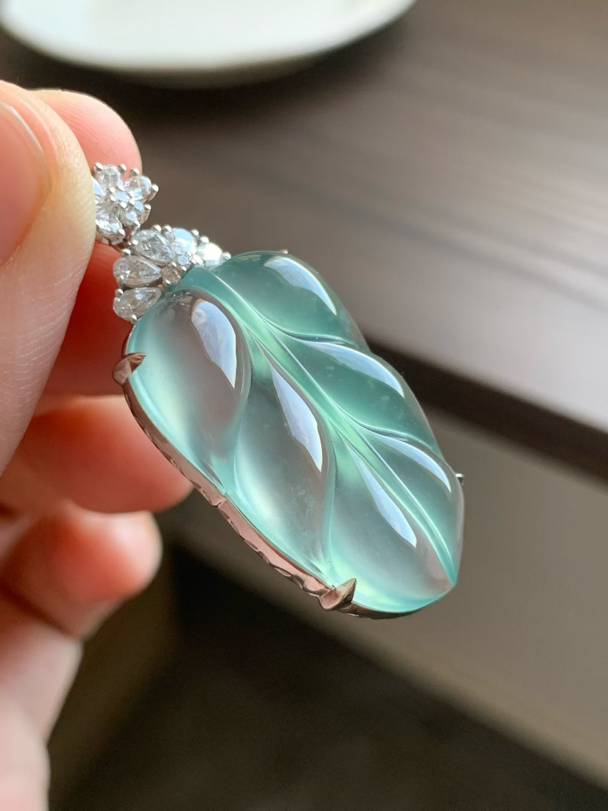 高冰强荧光晴底叶子
裸石31*19.5*6.5 整体42.5*19.5*8 
18k金钻石镶嵌