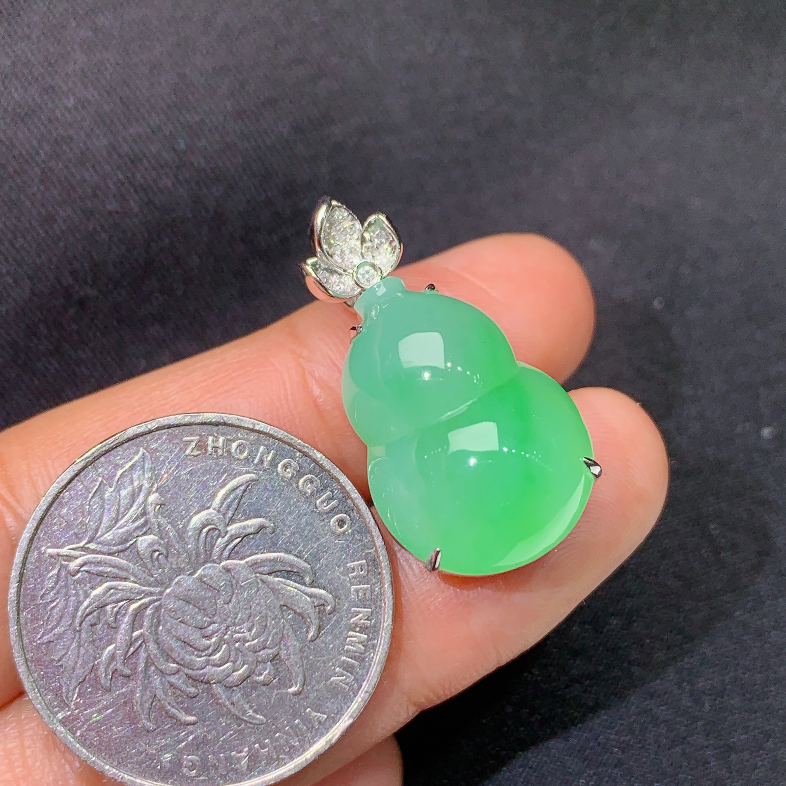 冰阳绿葫芦吊坠，18k金镶嵌，冰润色阳，玉质细腻，种水足，Xj 尺寸27.2*14.1*12.3