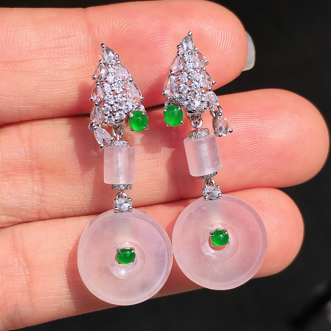 冰种平安扣耳坠，玉质细腻，荧光感超
强，饱满圆润，尽显优雅气质，18k
金豪华镶嵌