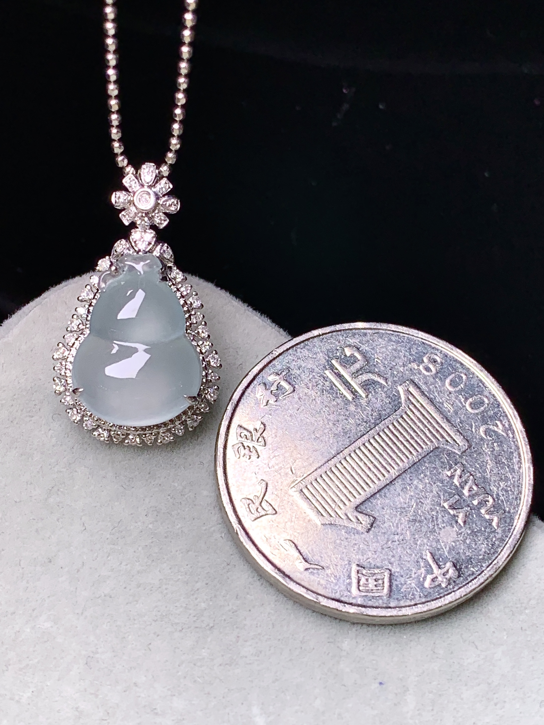 18k金钻镶嵌冰种葫芦吊坠 玉质细腻 色泽艳丽清新 水润亮眼 整体尺寸21.8*13*8c2