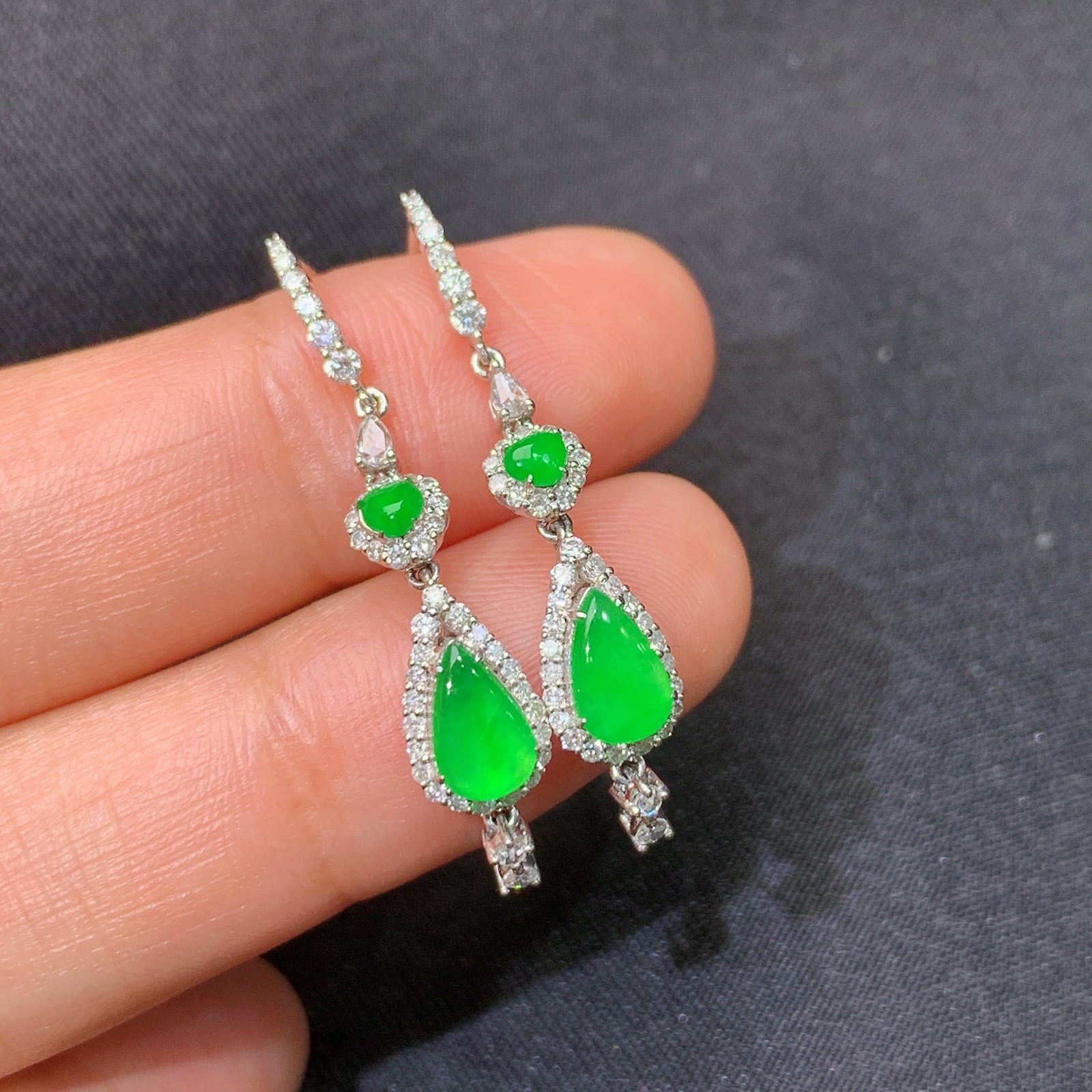 冰阳绿水滴耳坠，18k金镶嵌，款式新颖，冰润色阳，种水足，Kf尺寸6.3*3.8*1