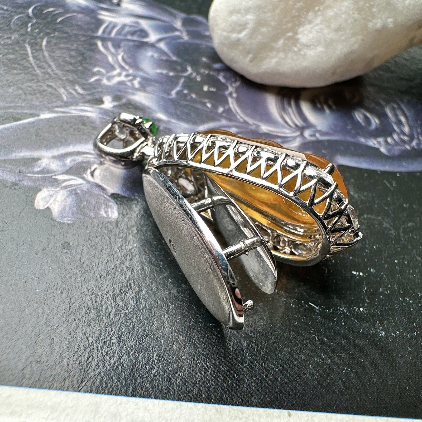 【冰种黄翡福豆吊坠】质地细腻，冰感十足，晶莹透亮，18K金钻镶嵌，裸石尺寸18.5*10*5.8毫米