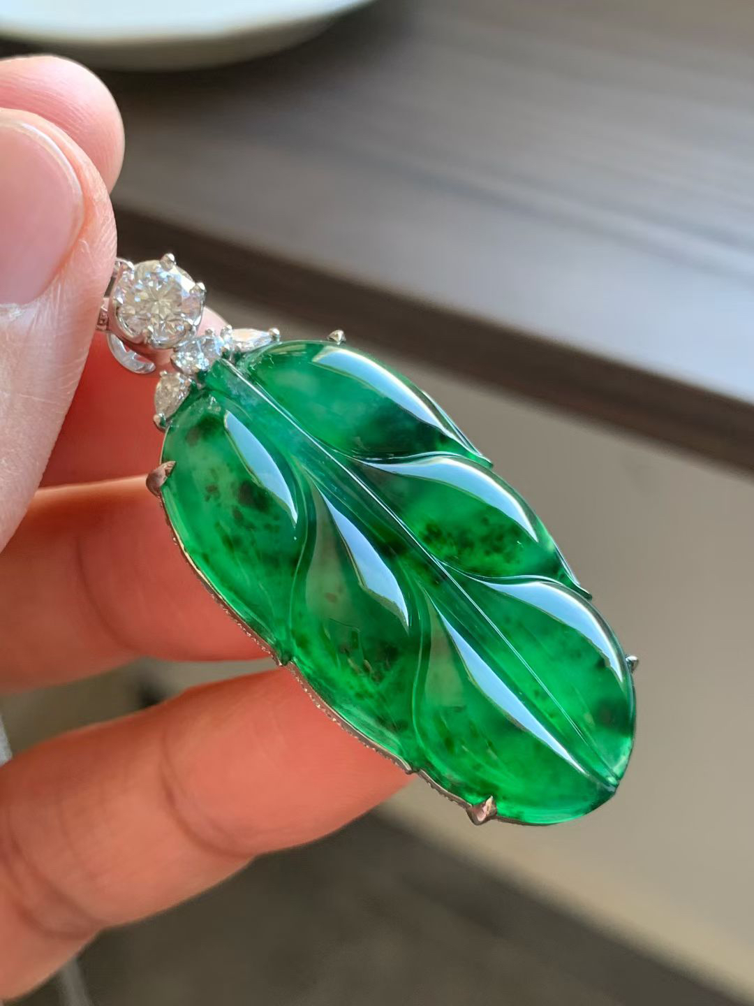 老坑花青叶子吊坠老坑种水，冰莹透亮，清润水足，颜色鲜辣，大气厚实！裸石39.5*21.5*6.5 整体48.5*21.5*9.5 
18k金钻石镶嵌