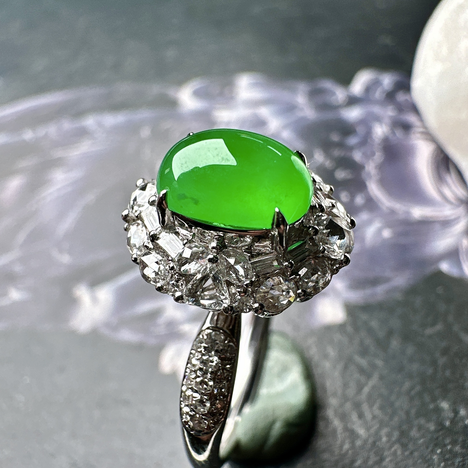 【冰种满绿蛋面戒指】质地均匀细腻，冰润起光，胶感强烈，颜色娇艳，18K金钻精美镶嵌，裸石尺寸8*5.8*3.7毫米
