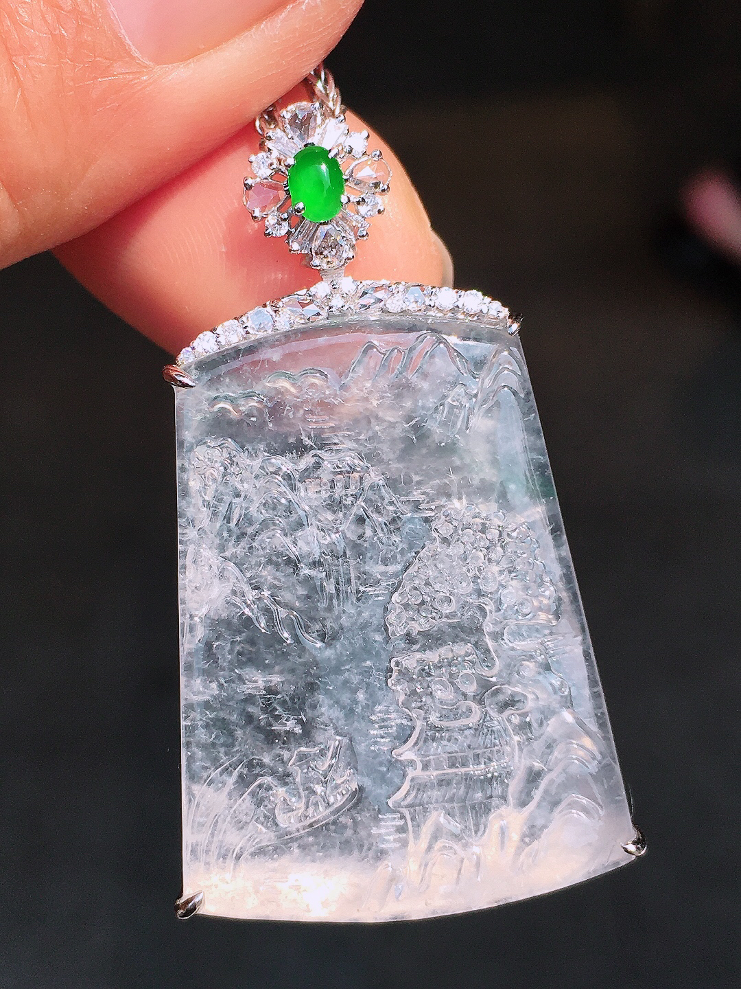 冰种山水牌吊坠，玉质细腻，荧光感超
强，饱满圆润，尽显优雅气质，18k
金豪华镶嵌