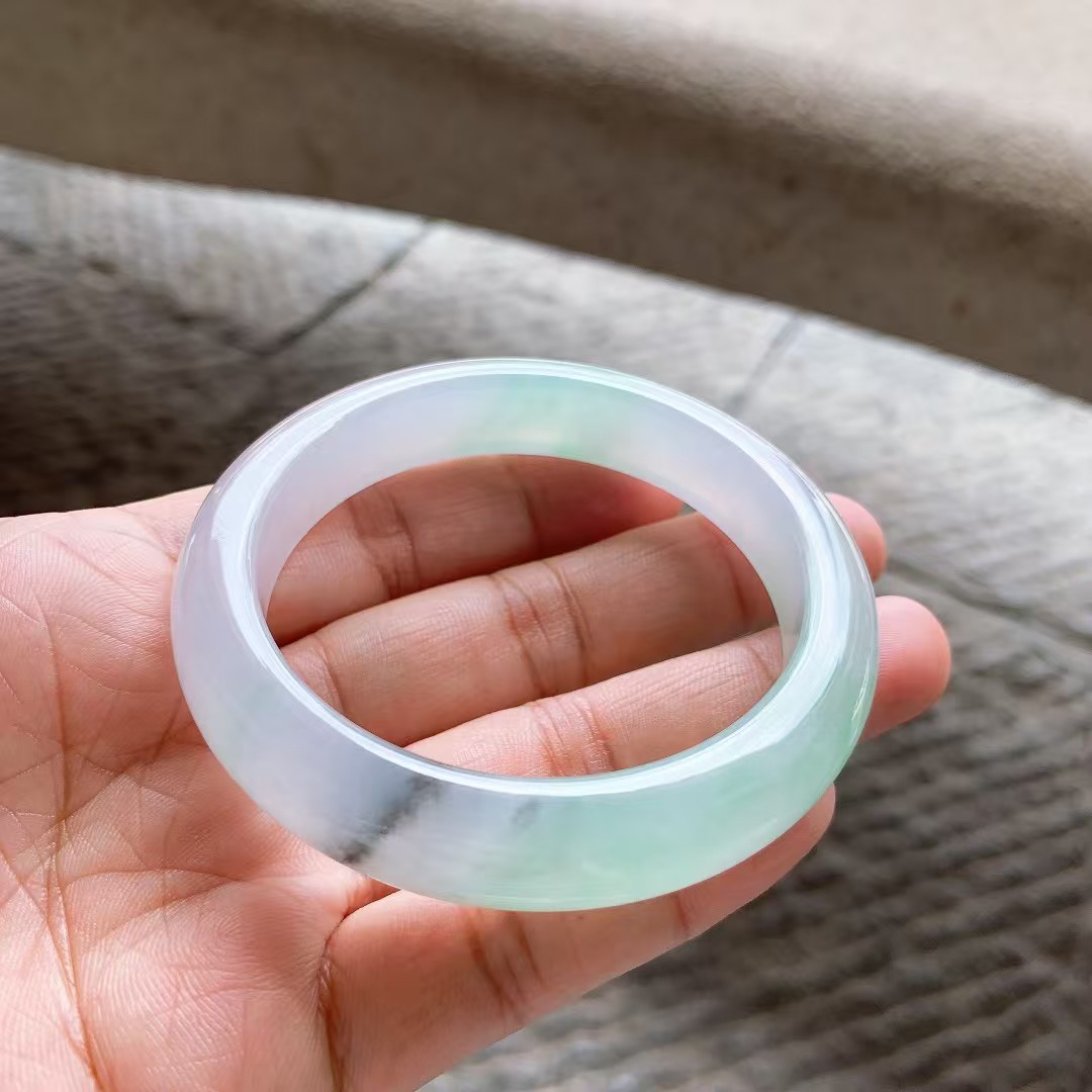 淡春彩正圈手镯尺寸56*12.5*9 种质细腻，冰凝透亮，水润光泽，紫绿相间，淡雅清新！