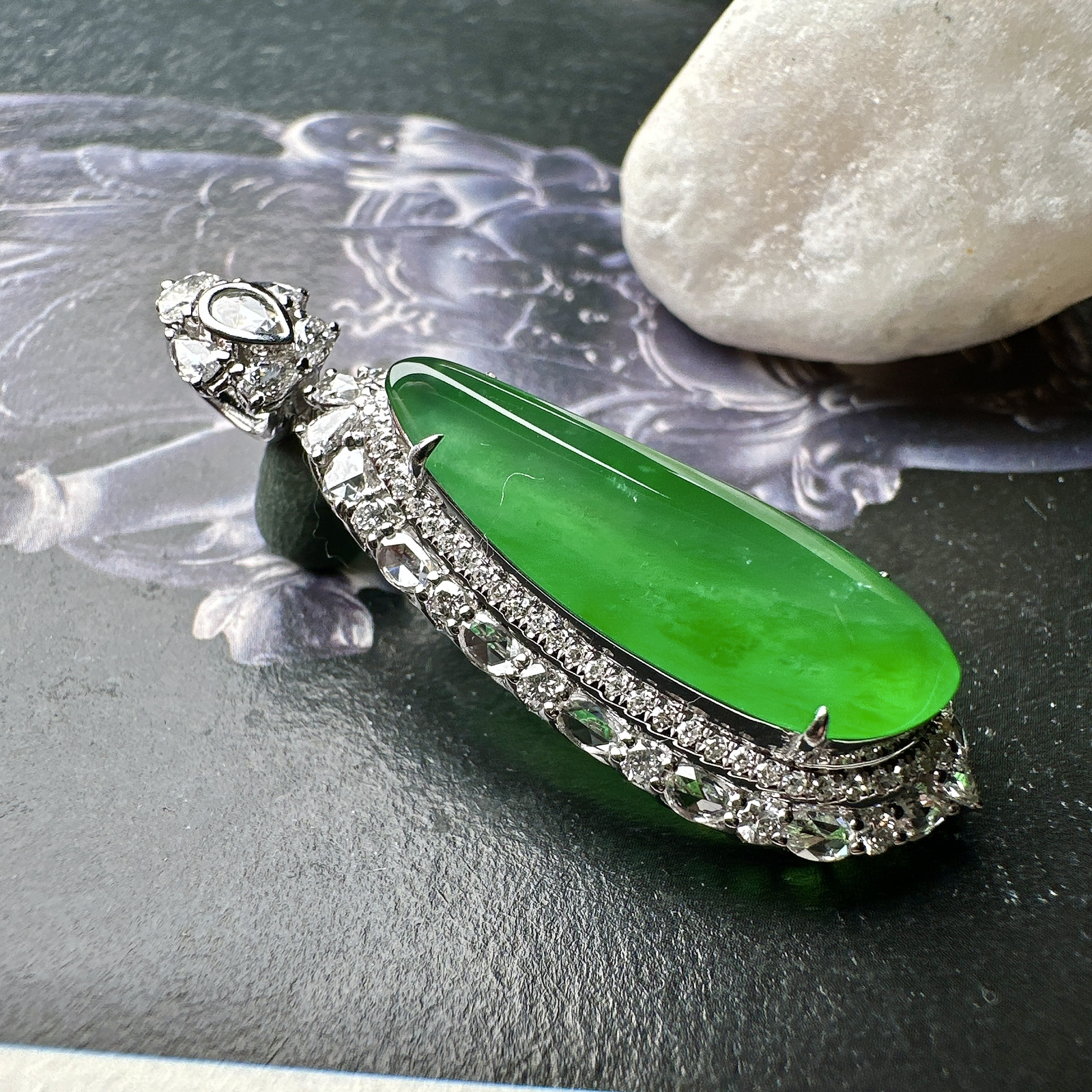 【冰种满绿福瓜吊坠】种水上乘，晶莹剔透，纯净通透，18k金钻精美镶嵌，裸石尺寸24.8*8.9*4.