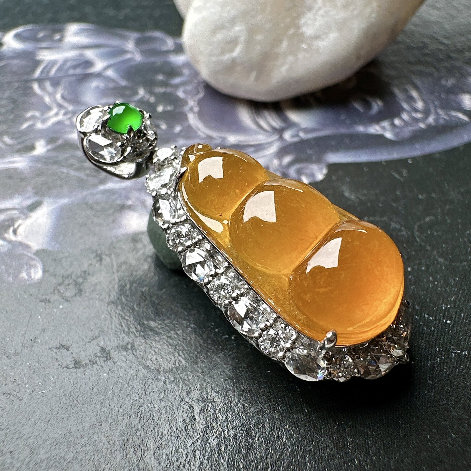 【冰种黄翡福豆吊坠】质地细腻，冰感十足，晶莹透亮，18K金钻镶嵌，裸石尺寸18.5*10*5.8毫米