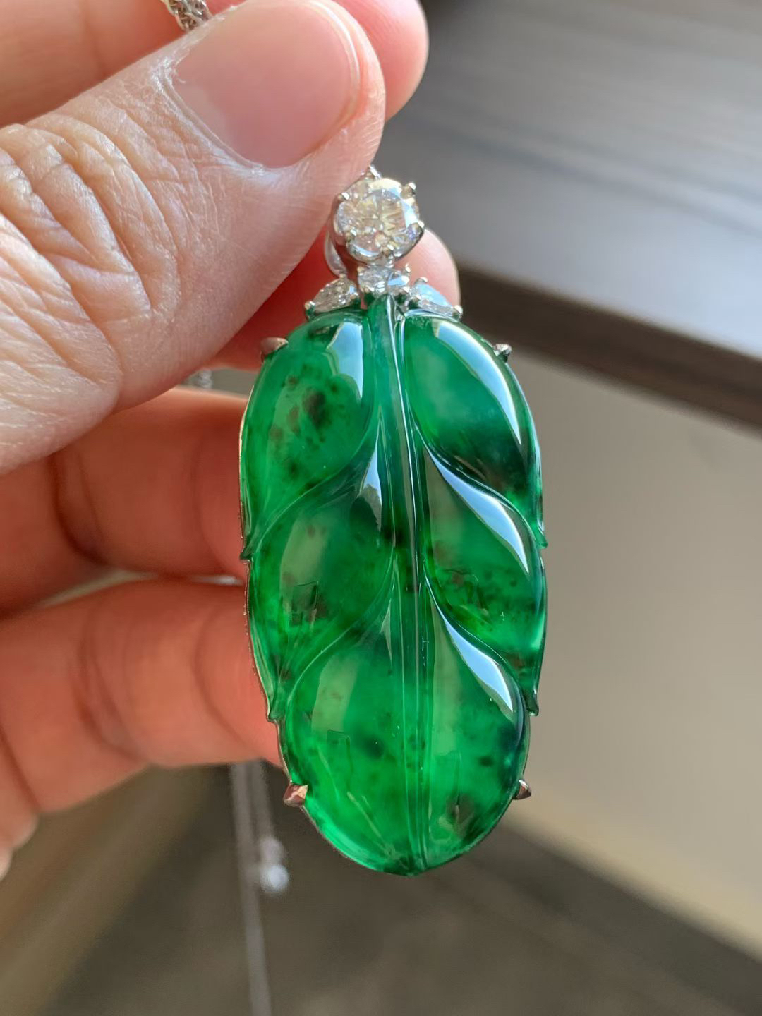 老坑花青叶子吊坠老坑种水，冰莹透亮，清润水足，颜色鲜辣，大气厚实！裸石39.5*21.5*6.5 整体48.5*21.5*9.5 
18k金钻石镶嵌