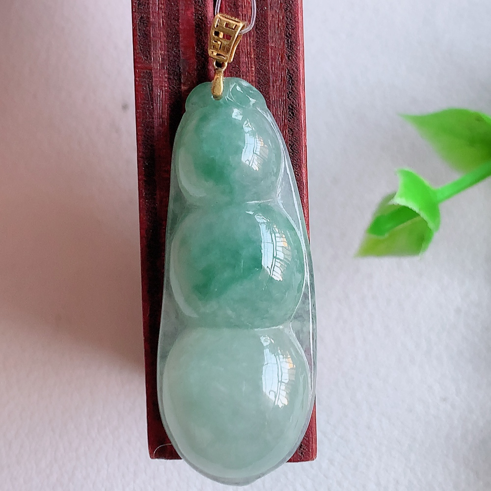 18k金扣冰润飘花福豆翡翠挂件，老种飘花  冰清玉洁  胶感十足  寓意“四季平安，福气满满”颜色鲜艳，清新自然，饱满通透   W49.15  尺寸：34-13.5-5.6mm