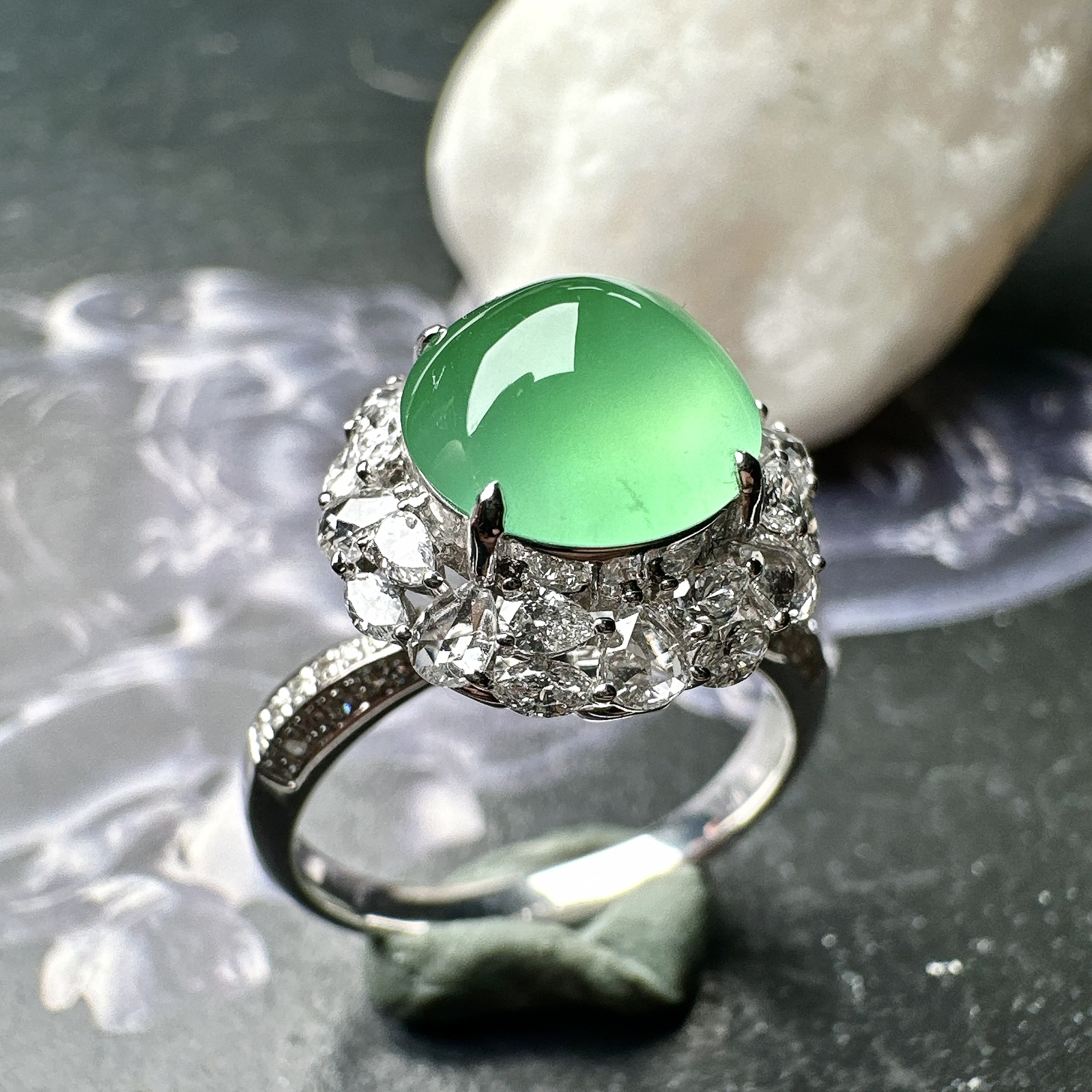 【冰种淡绿蛋面戒指】种水色俱全，冰透闪亮，通透感饱满度很好，18k金钻镶嵌，裸石尺寸9*4.7毫米，圈口可改