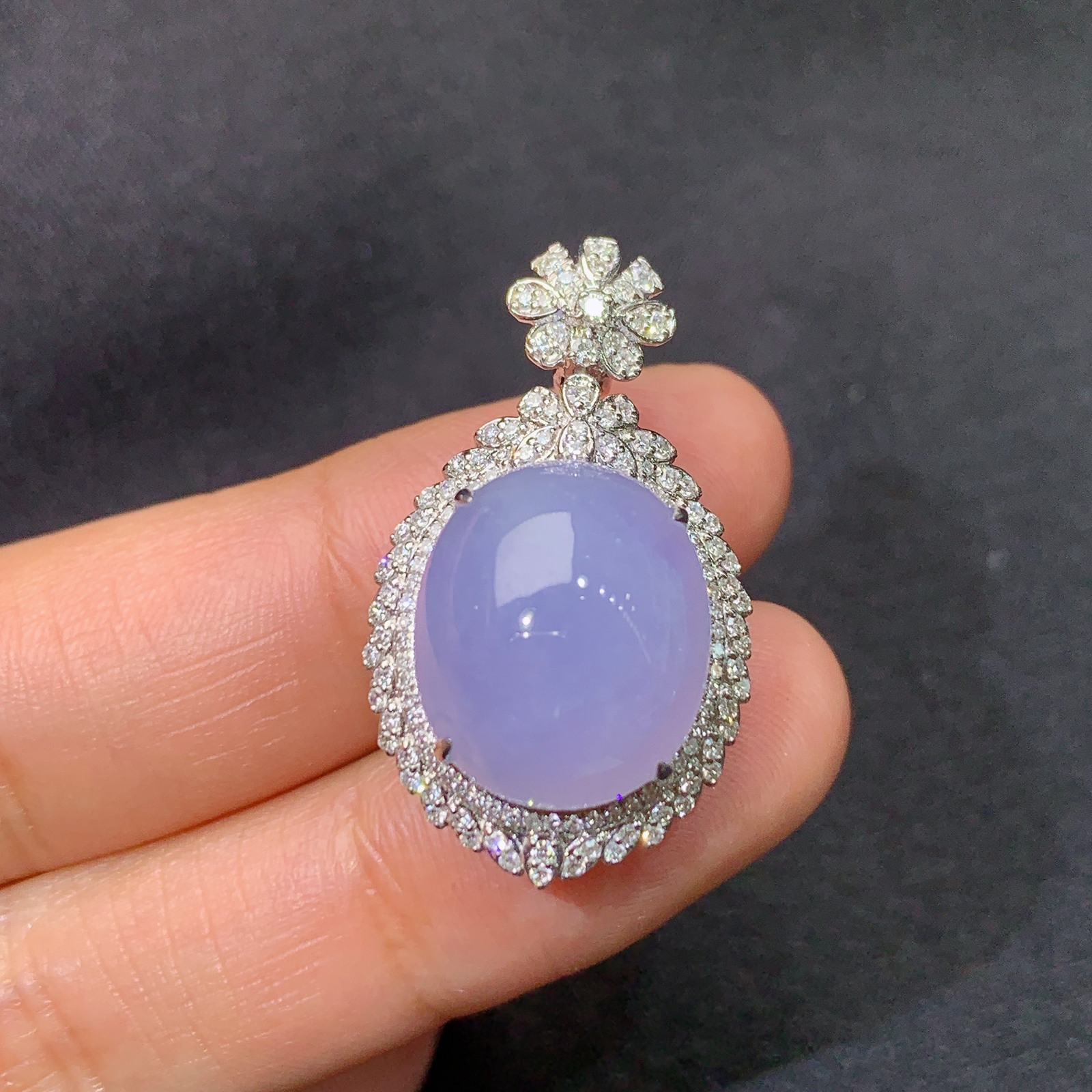 冰紫罗兰蛋面吊坠，18k金镶嵌，温润细腻，颜色鲜艳，Kf 尺寸29.3*17.3*13.3