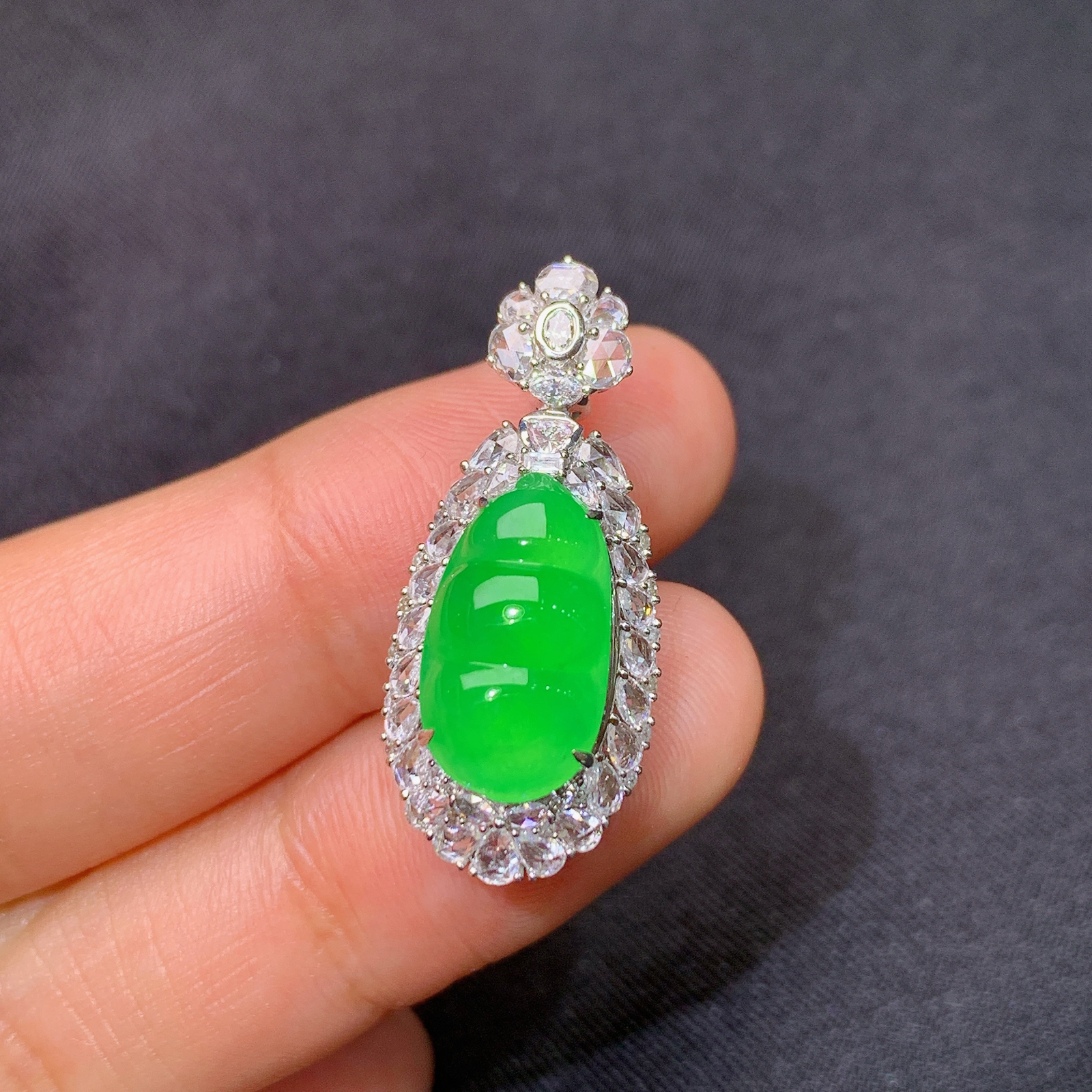 冰阳绿福豆吊坠，18k金镶嵌，冰润色阳，玉质细腻，种水足，Dgj 尺寸28.3*12.2*9.9