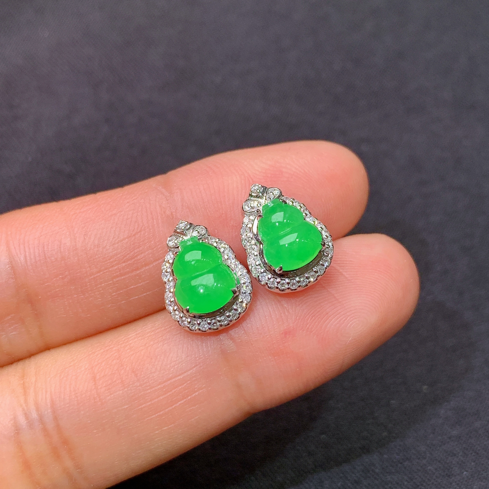 冰阳绿葫芦耳钉，18k金镶嵌，款式新颖，冰润色阳，种水足，h1 尺寸7.2*5.7*2