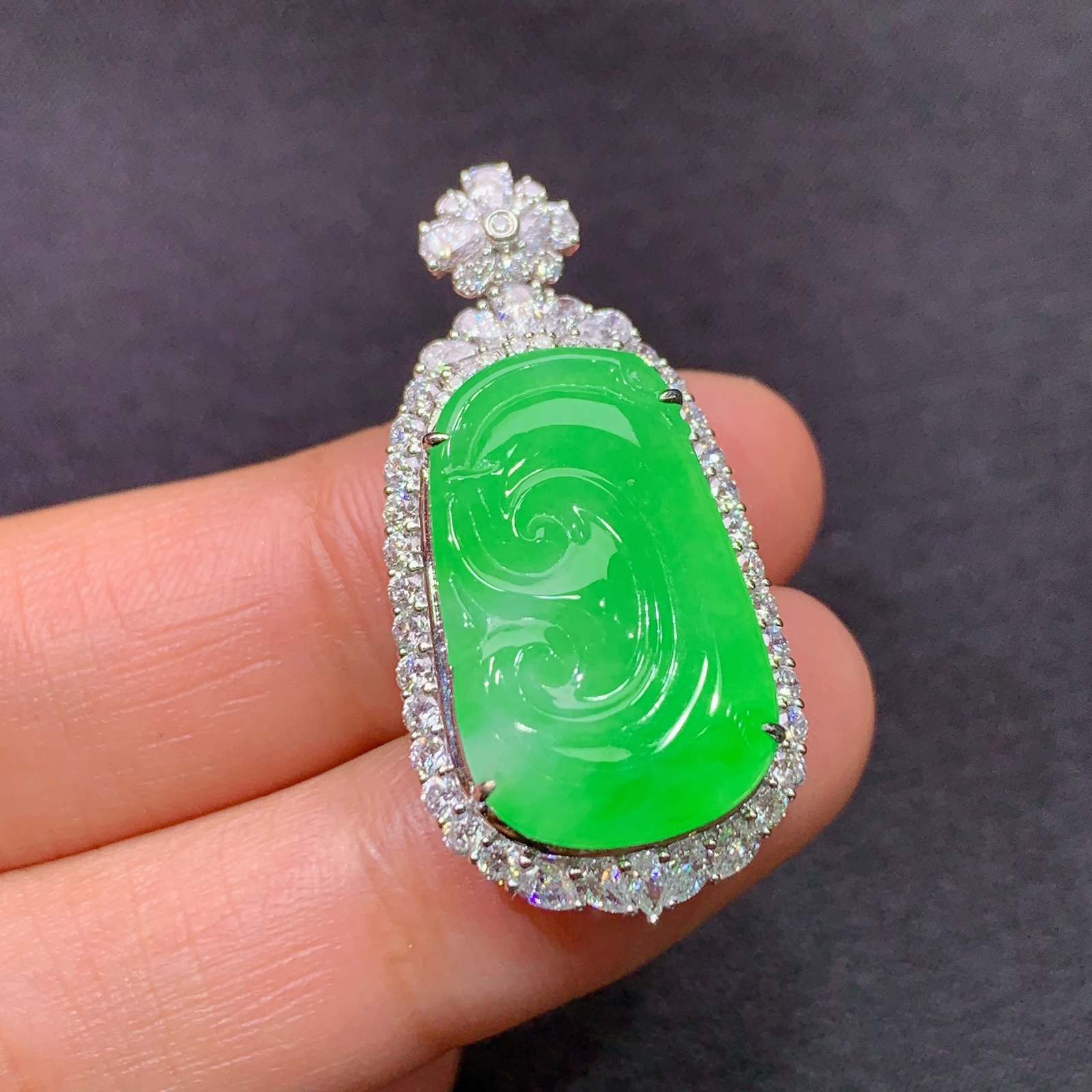 冰阳绿如意吊坠，18k金镶嵌，冰润色阳，玉质细腻，种水足，B1 尺寸33.3*16.4*8.2