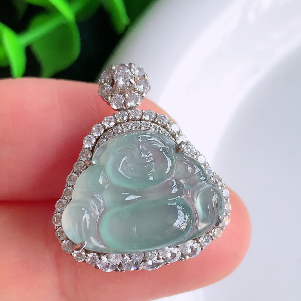 冰润佛公挂件 玉质细腻  精雕弥勒佛，笑佛福耳垂肩，面相喜庆，开怀大笑，憨态可掬。惟妙惟肖，寓意福禄双全，吉祥美满，笑口常开 W481.15  整体尺寸：25-21-9.2mm   裸石尺寸：13.6-18.8mm