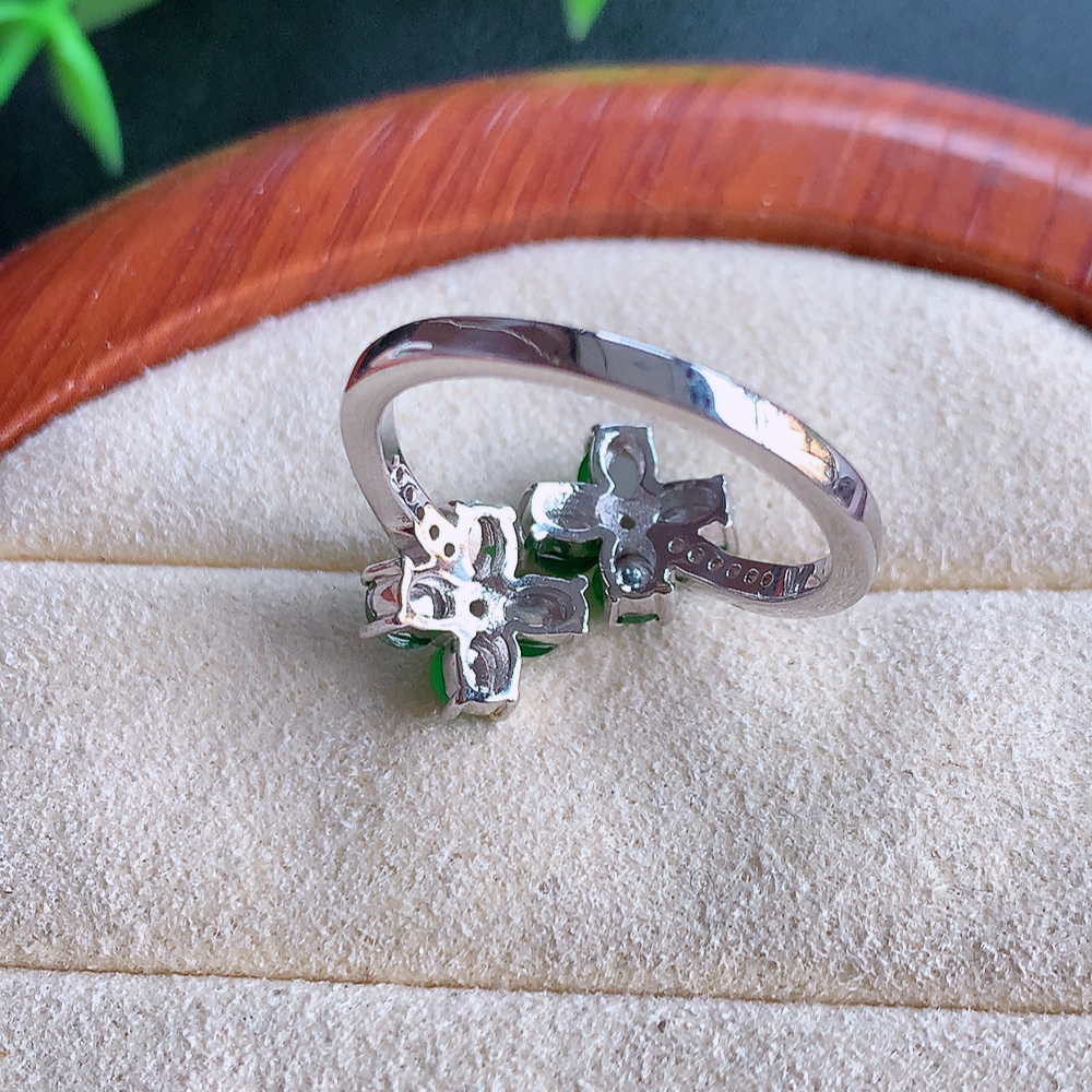 冰润满绿精美环形翡翠戒指  玉质细腻  冰清玉润  飘花灵动  颜色漂亮  W815.15   内径尺寸：18-15-3.8mm  裸石尺寸：3mm