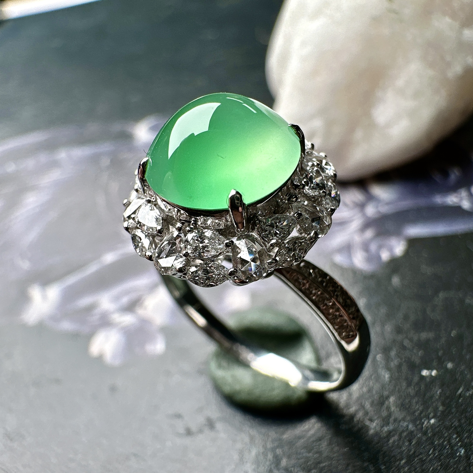 【冰种淡绿蛋面戒指】种水色俱全，冰透闪亮，通透感饱满度很好，18k金钻镶嵌，裸石尺寸9*4.7毫米，圈口可改