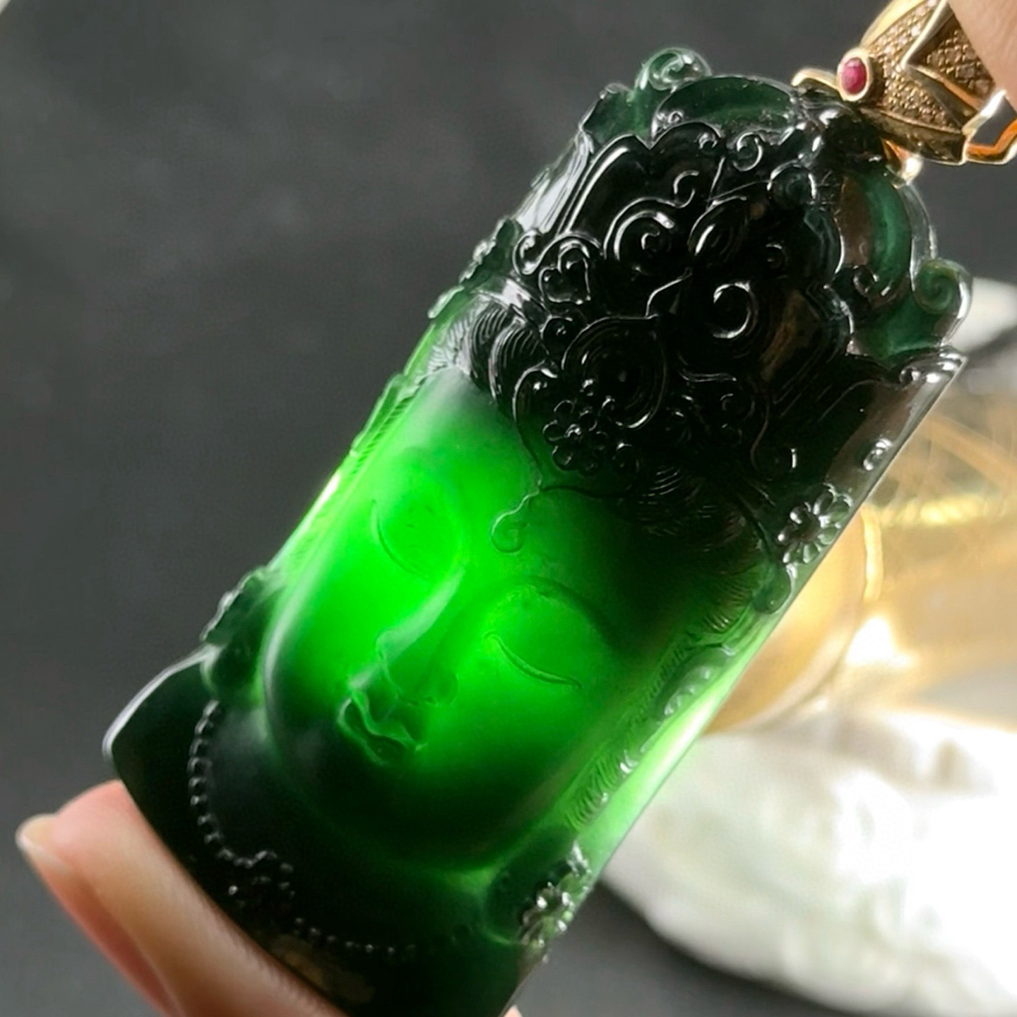 精品18k墨翠观音头 种好色正 黑度极好 打灯通透 油性十足