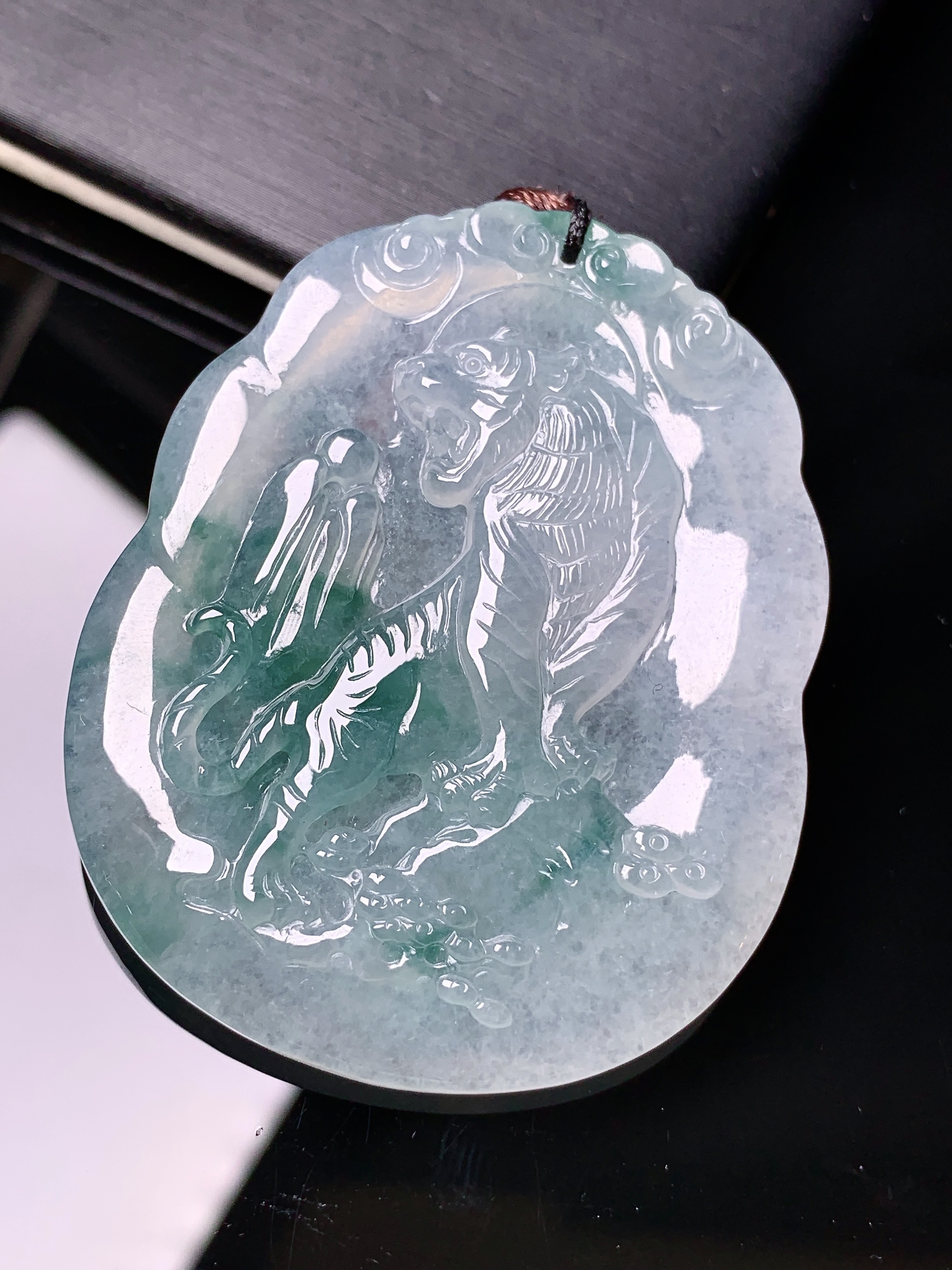 飘绿老虎生肖牌吊坠 玉质细腻 色泽艳丽清新 水润亮眼 整体尺寸50*40.5*5.5b2