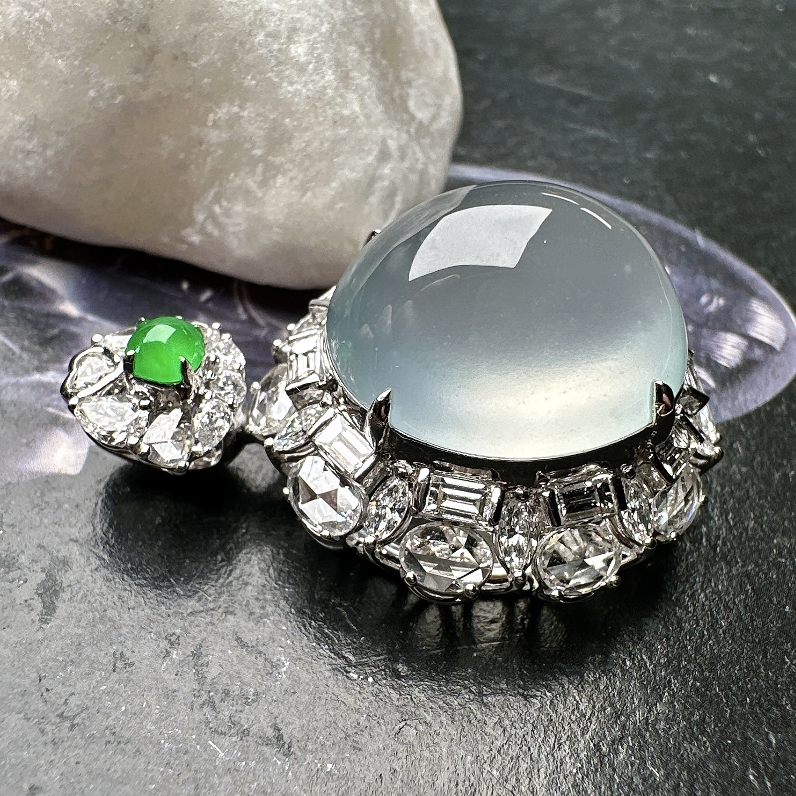 【冰种蛋面吊坠】形状非常饱满，冰润通透，种老起光，胶感强烈。18K金钻镶嵌，裸石尺寸18.2*16*11毫米