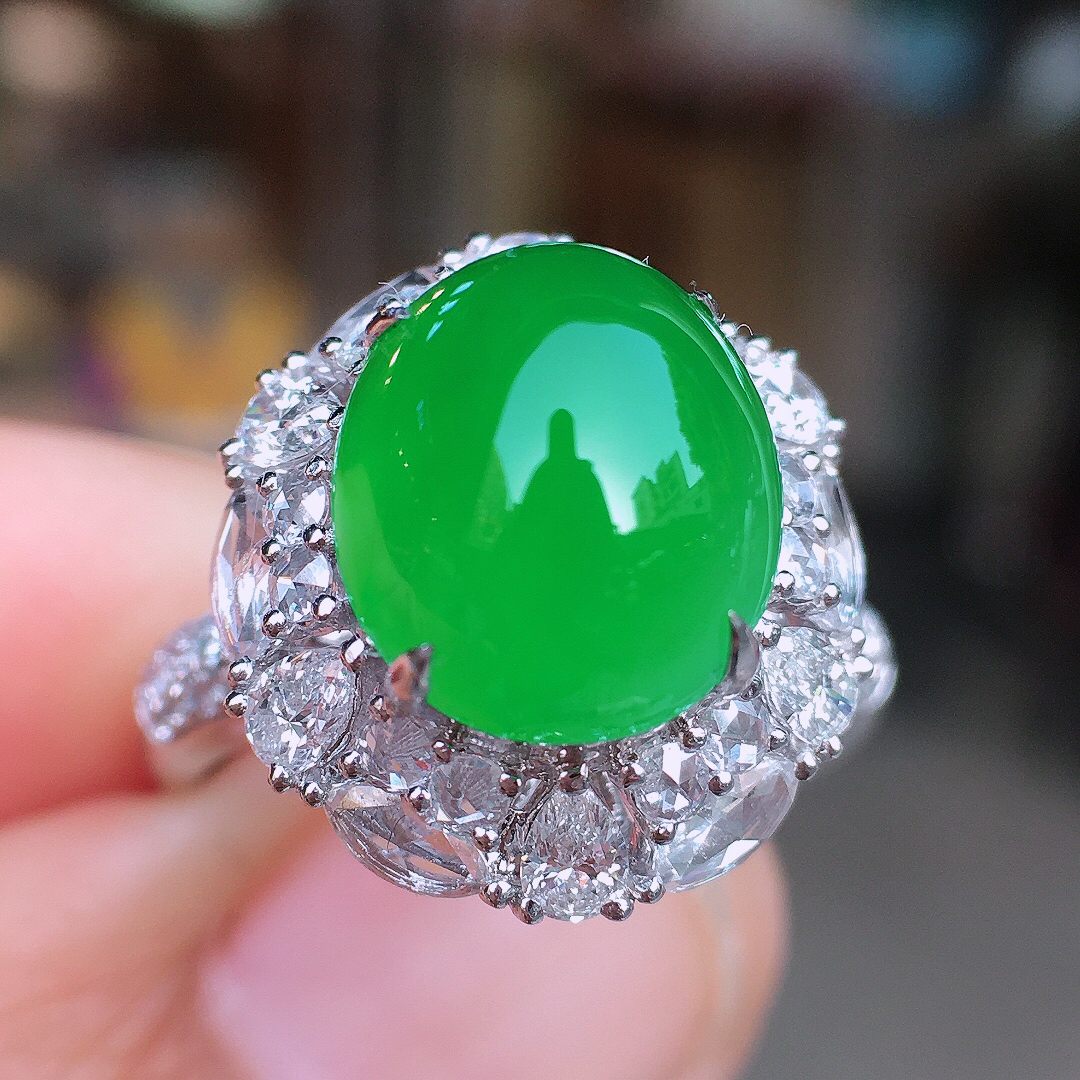 阳绿蛋面戒指，色泽均匀艳丽，玉质细腻，荧光感超
强，饱满圆润，尽显优雅气质，18k
金豪华镶嵌