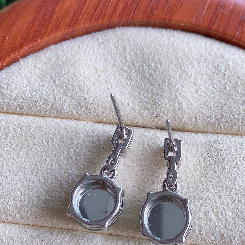 冰透满绿翡翠925银镶嵌耳钉，自然光实拍，翠色灵动，颜色漂亮，种老水足，品相佳，佩戴佳品！W481.15  取一整体尺寸：16.5-8-5.6mm  裸石尺寸：8mm