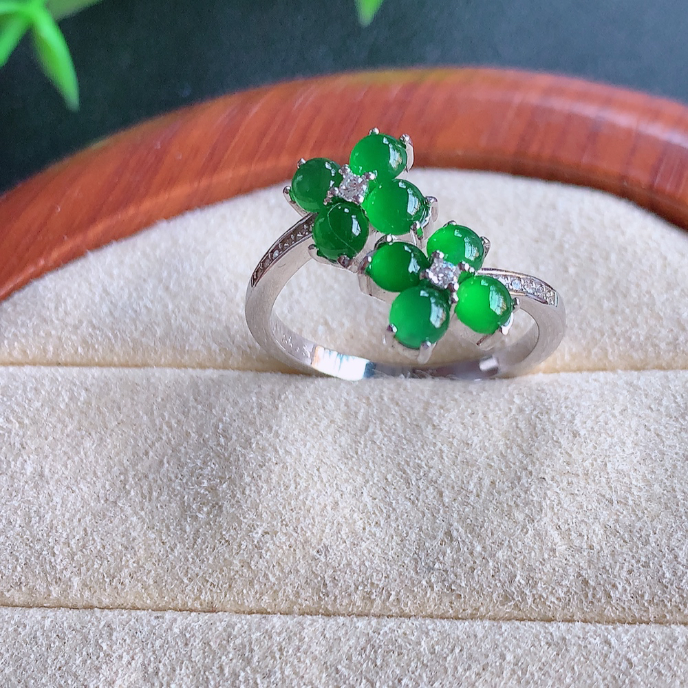 冰润满绿精美环形翡翠戒指  玉质细腻  冰清玉润  飘花灵动  颜色漂亮  W815.15   内径尺寸：18-15-3.8mm  裸石尺寸：3mm