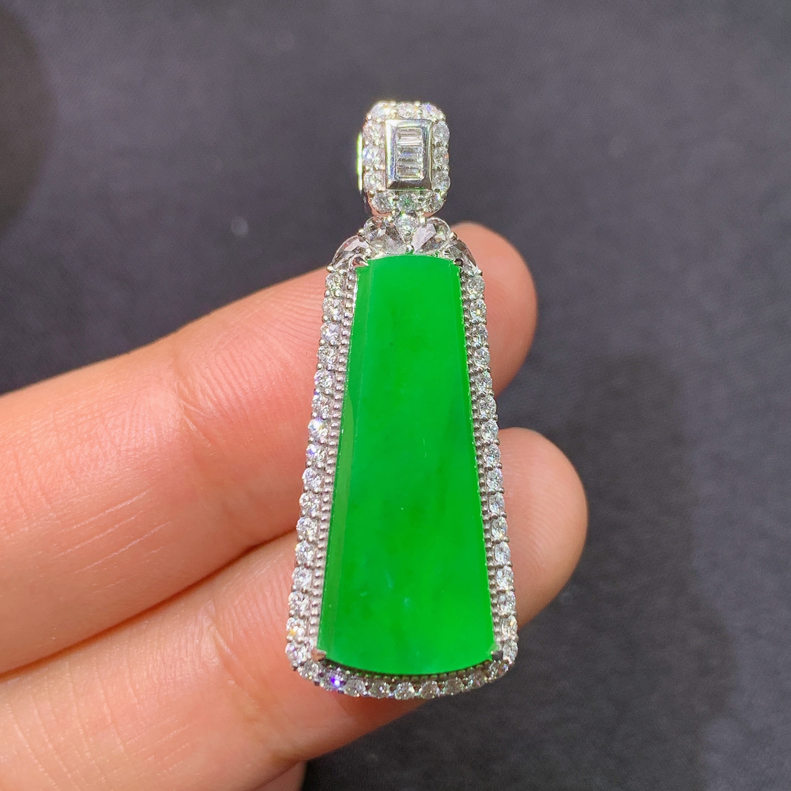 冰阳绿无事牌吊坠，18k金镶嵌，冰润色阳，种老水足，Ff 尺寸33.8*13*7.7