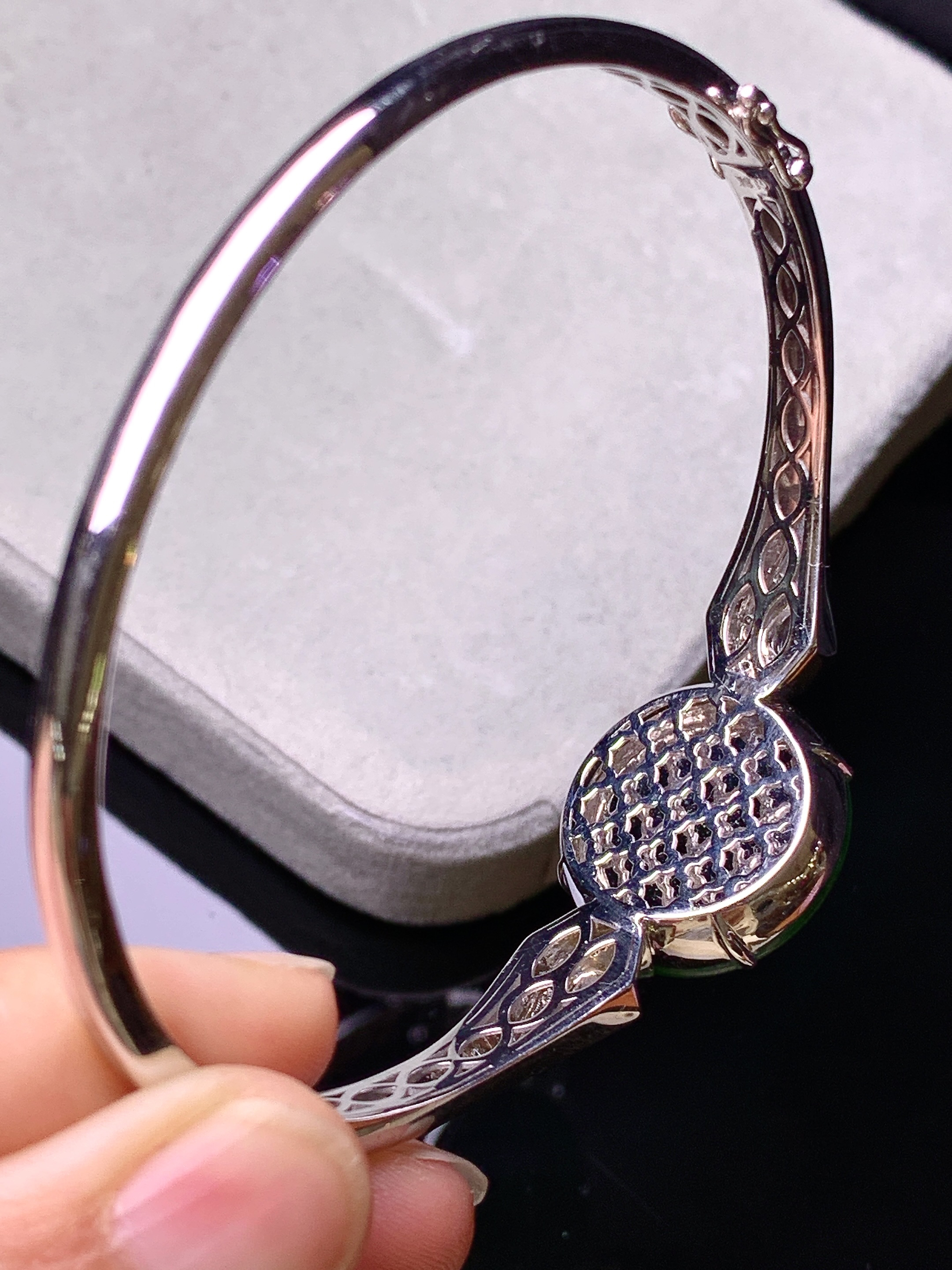 18k金钻镶嵌翠绿平安扣手镯 玉质细腻 色泽艳丽清新 水润亮眼 圈口57 整体尺寸18.3*3f2