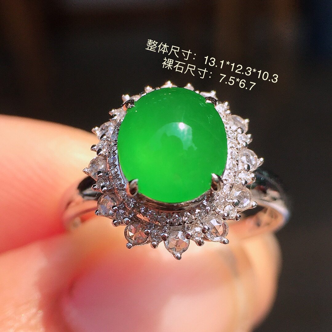 阳绿蛋面戒指，色泽均匀艳丽，玉质细腻，荧光感超
强，饱满圆润，尽显优雅气质，18k
金豪华镶嵌