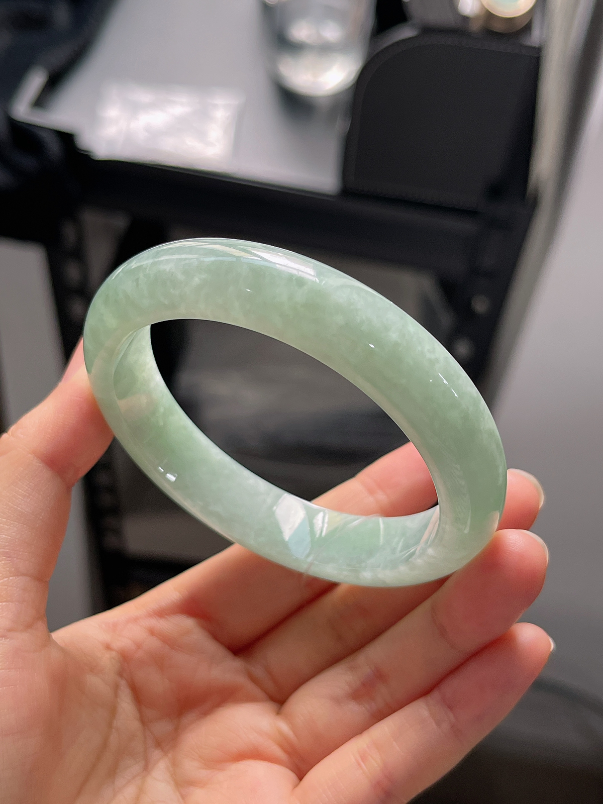 正圈58圈口，翡翠糯化种飘绿手镯