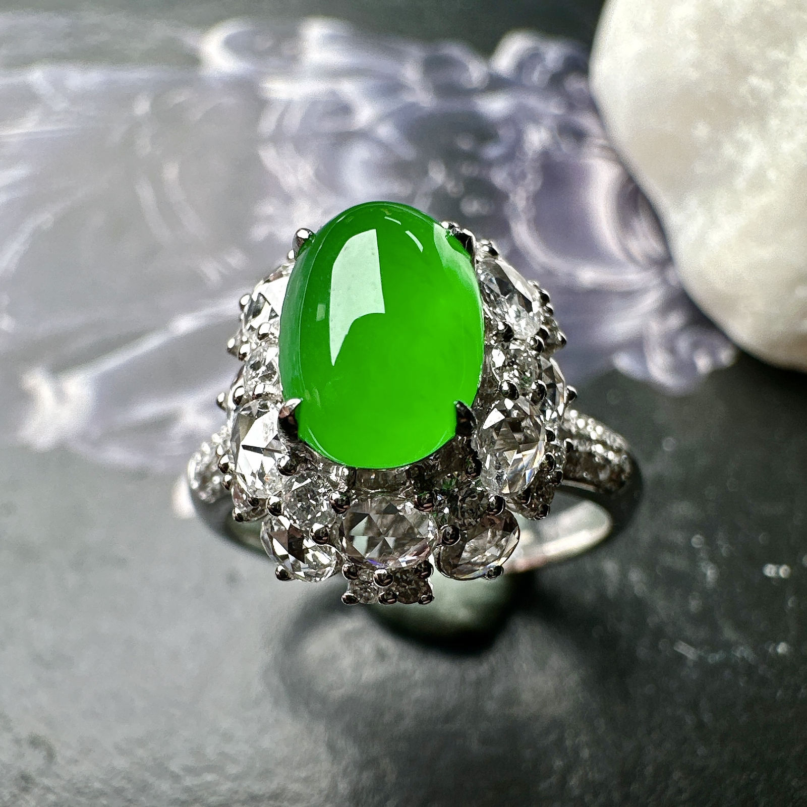【冰种满绿蛋面戒指】质地均匀细腻，冰润起光，胶感强烈，颜色娇艳，18K金钻精美镶嵌，裸石尺寸8.7*