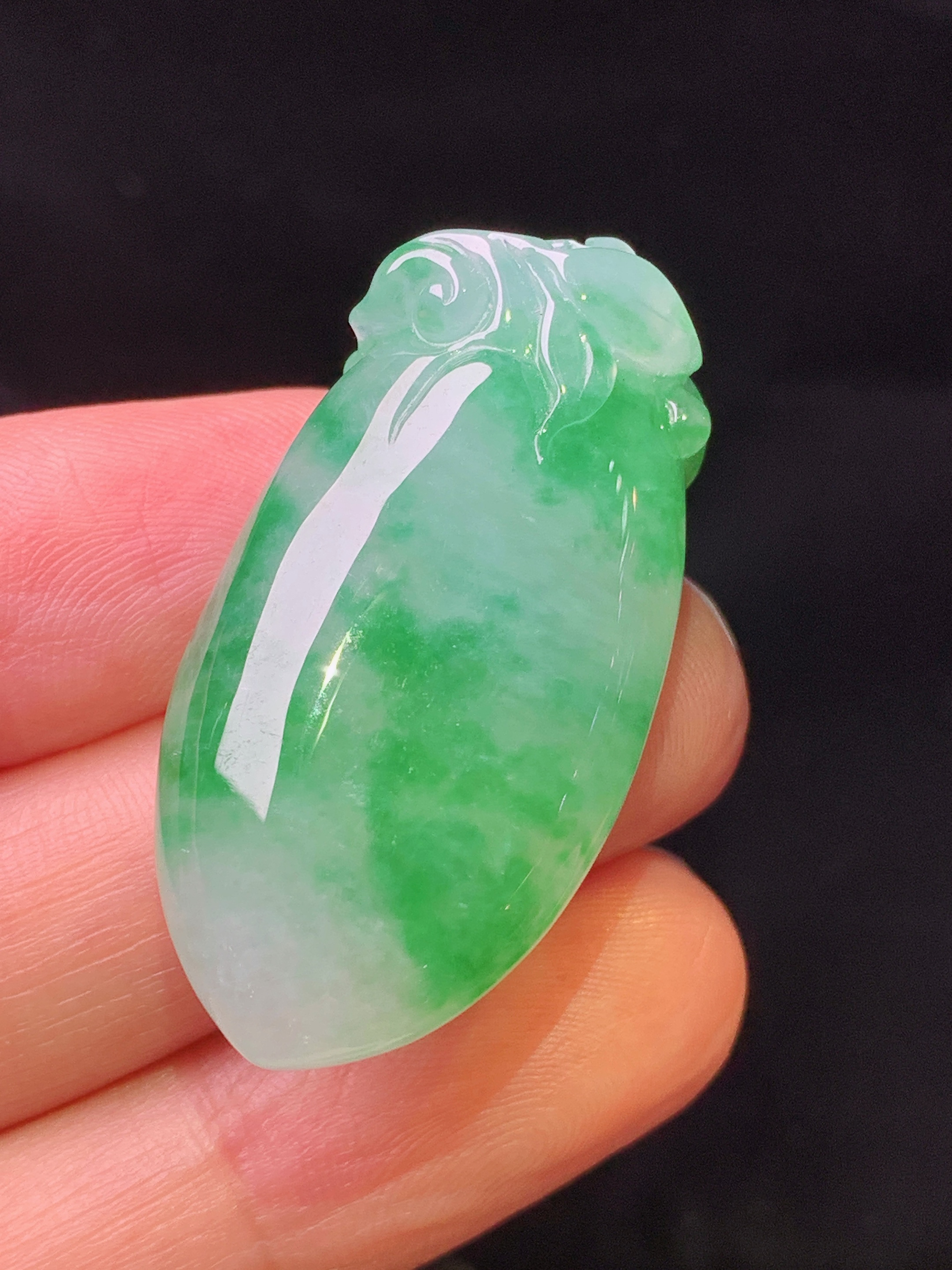 飘绿福瓜吊坠 玉质细腻 色泽艳丽清新 水润亮眼 整体尺寸36.7*18.6*10x1