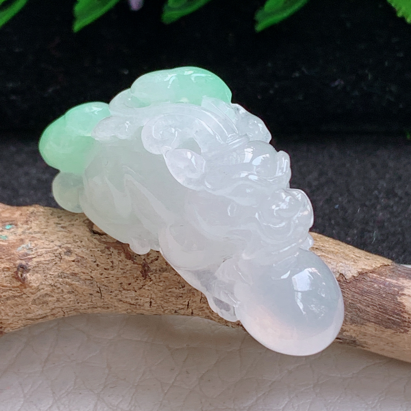 lz实拍36.2*12*18缅甸天然翡翠a货精雕冰种飘绿立体貔貅玉项坠 玉挂件