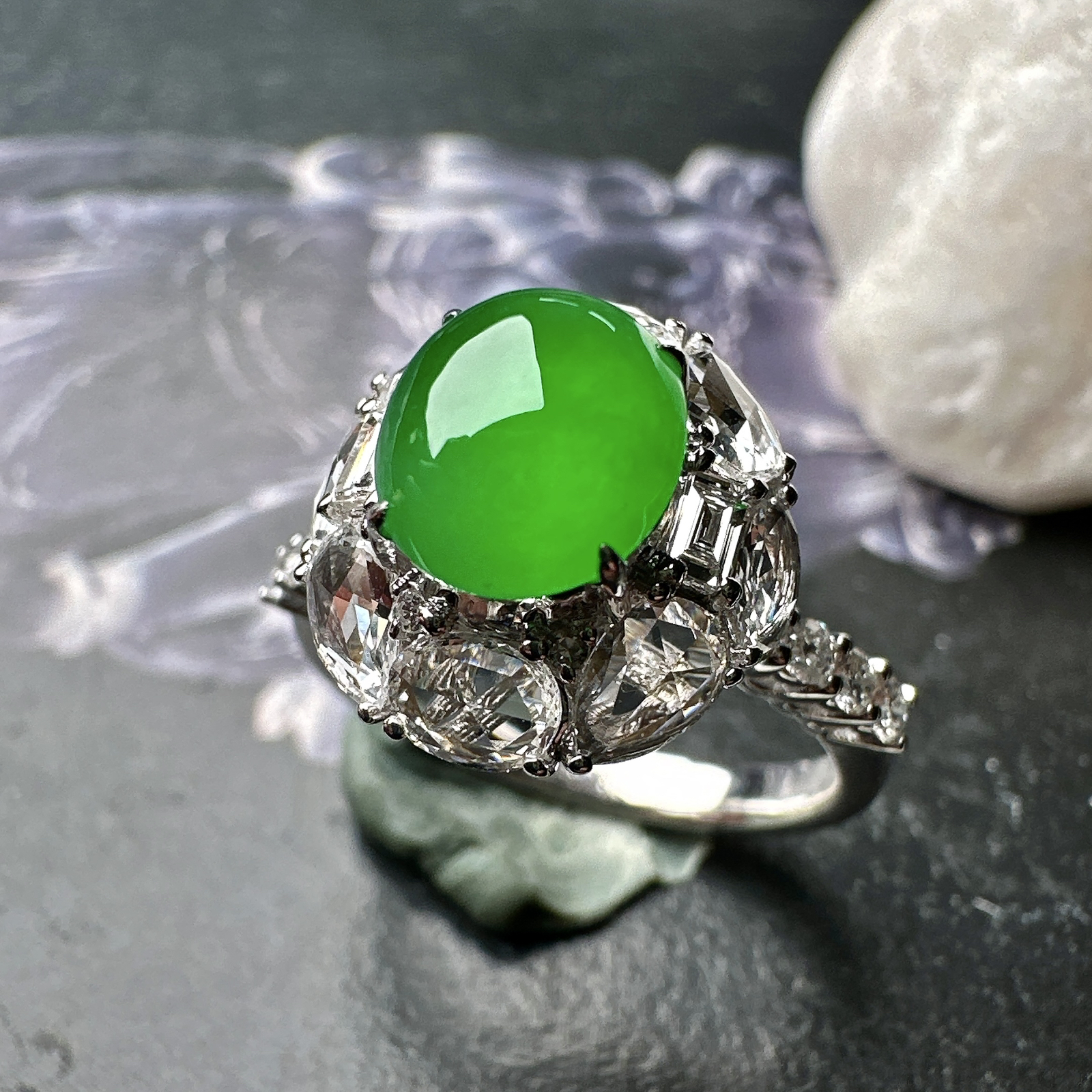 【冰种满绿蛋面戒指】质地均匀细腻，冰润起光，胶感强烈，颜色娇艳，18K金钻精美镶嵌，裸石尺寸7.7*6.8*4.3毫米