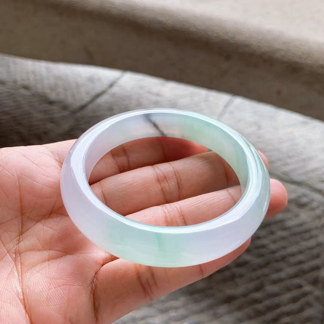 淡春彩正圈手镯尺寸56*12.5*9 种质细腻，冰凝透亮，水润光泽，紫绿相间，淡雅清新！