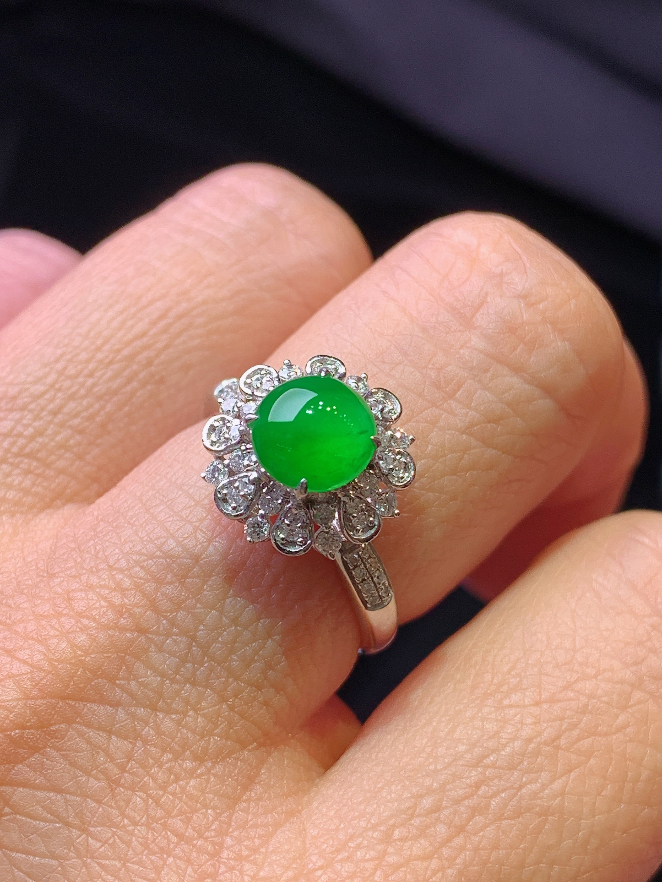 18k金钻镶嵌满绿蛋面戒指 玉质细腻 色泽艳丽清新 水润亮眼 圈口12.5 整体尺寸12.2*10f2