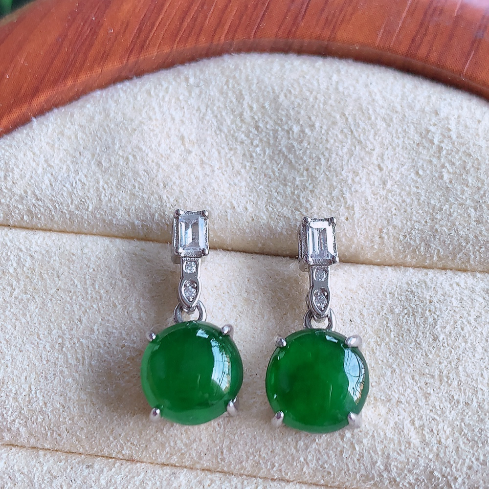 冰透满绿翡翠925银镶嵌耳钉，自然光实拍，翠色灵动，颜色漂亮，种老水足，品相佳，佩戴佳品！W481.15  取一整体尺寸：16.5-8-5.6mm  裸石尺寸：8mm