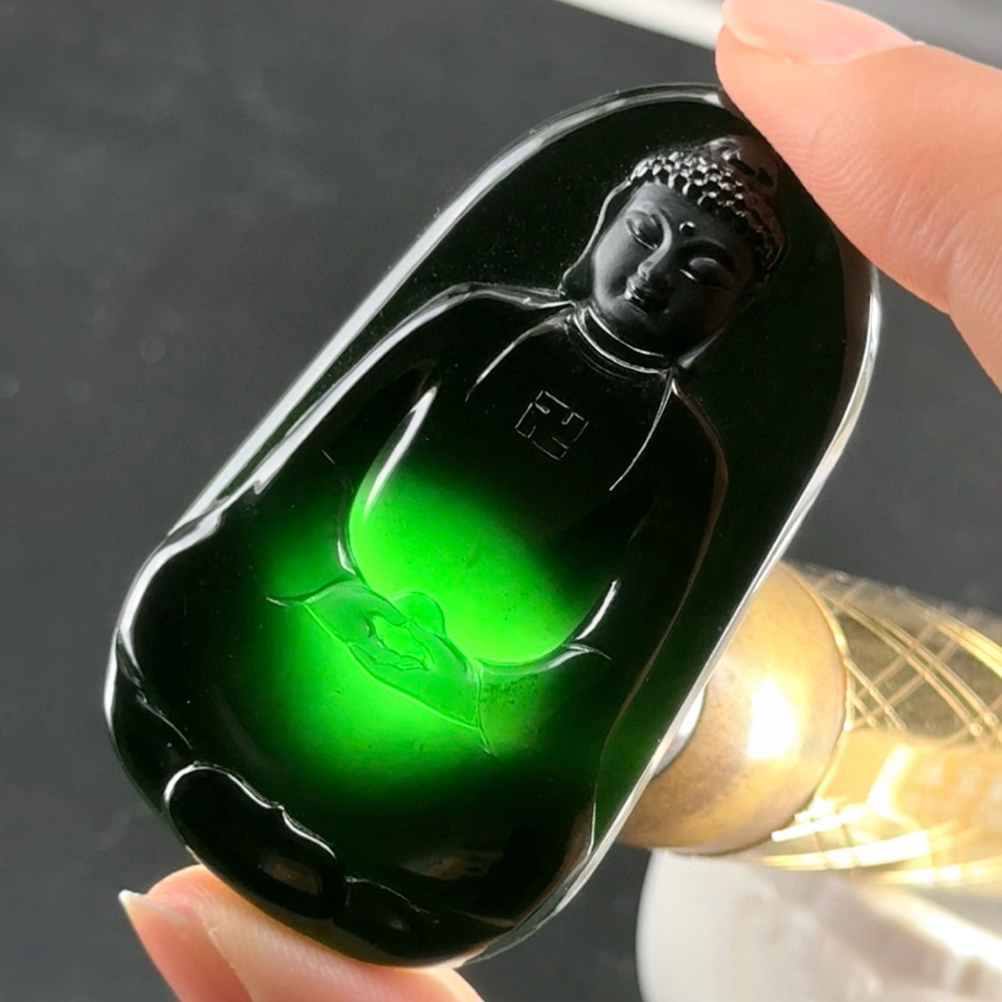 精品墨翠大日如来 种好色正 黑度极好 打灯通透 油性十足