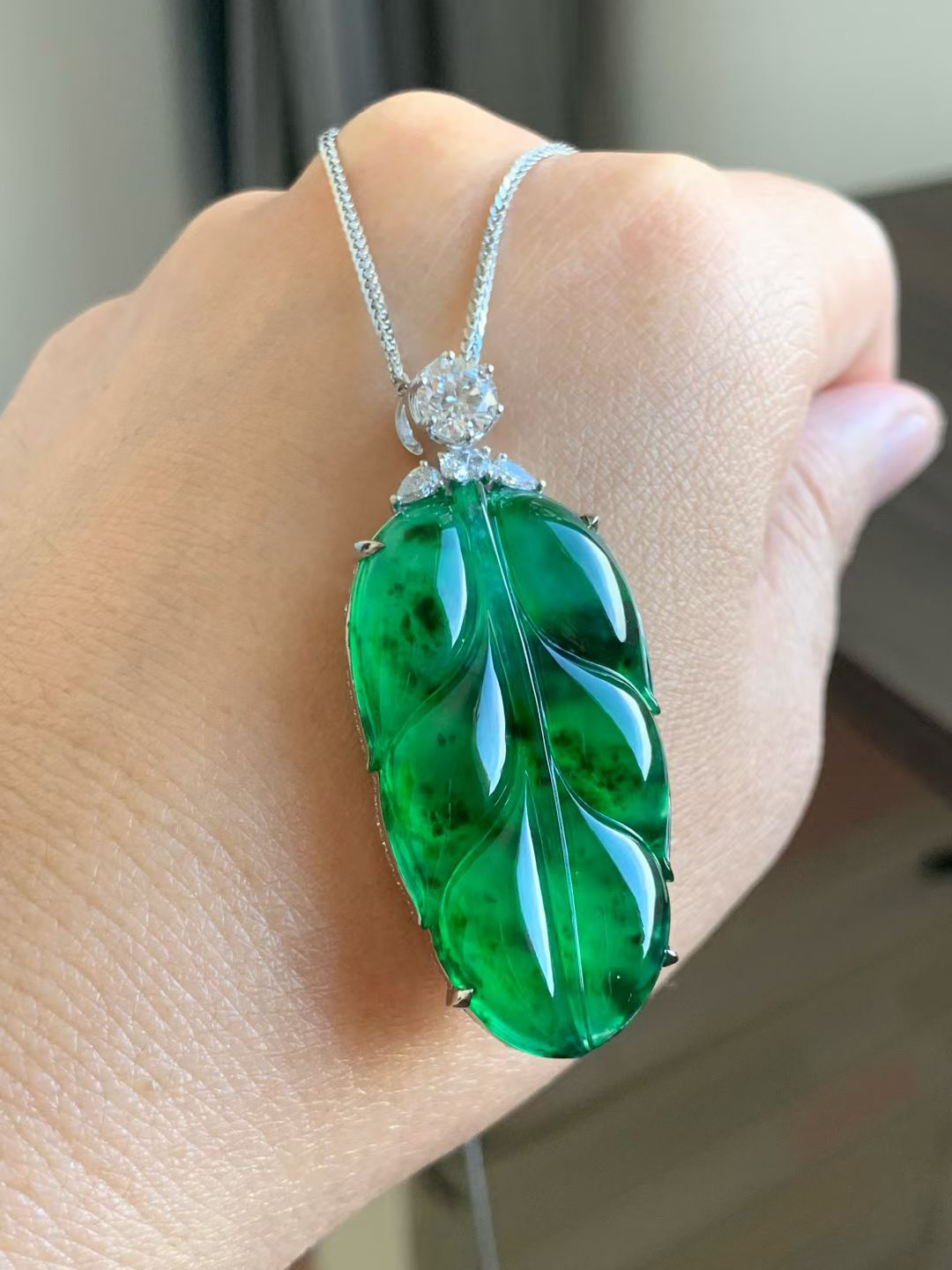 老坑花青叶子吊坠老坑种水，冰莹透亮，清润水足，颜色鲜辣，大气厚实！裸石39.5*21.5*6.5 整体48.5*21.5*9.5 
18k金钻石镶嵌