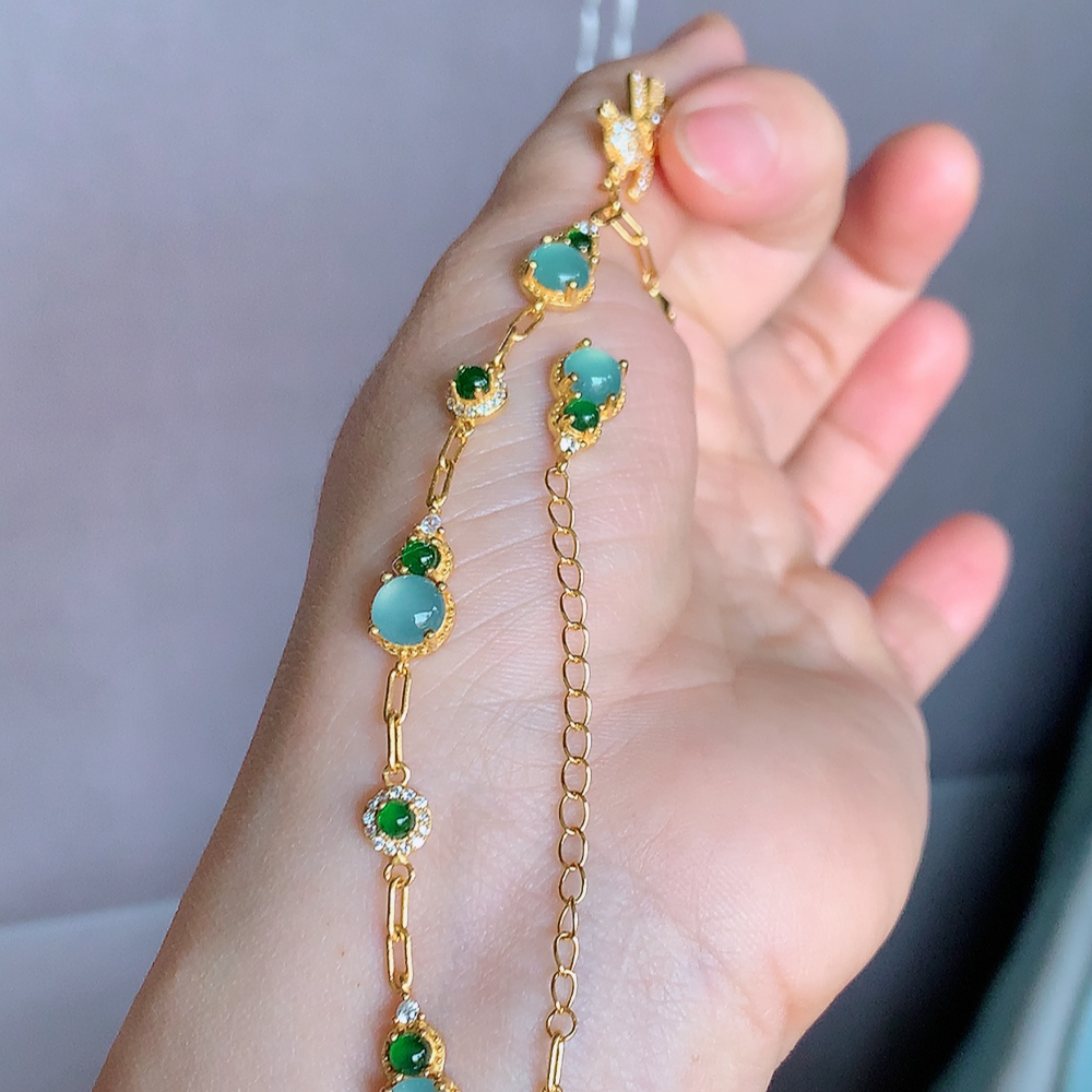 冰润翡翠蛋面手链，水水润润，珠圆玉润，颜色鲜艳，妙明清净，清秀高雅，佩戴效果优雅迷人！性价比超值 W481.18  取一尺寸：15.5-7.5-4mm  裸石尺寸：6mm