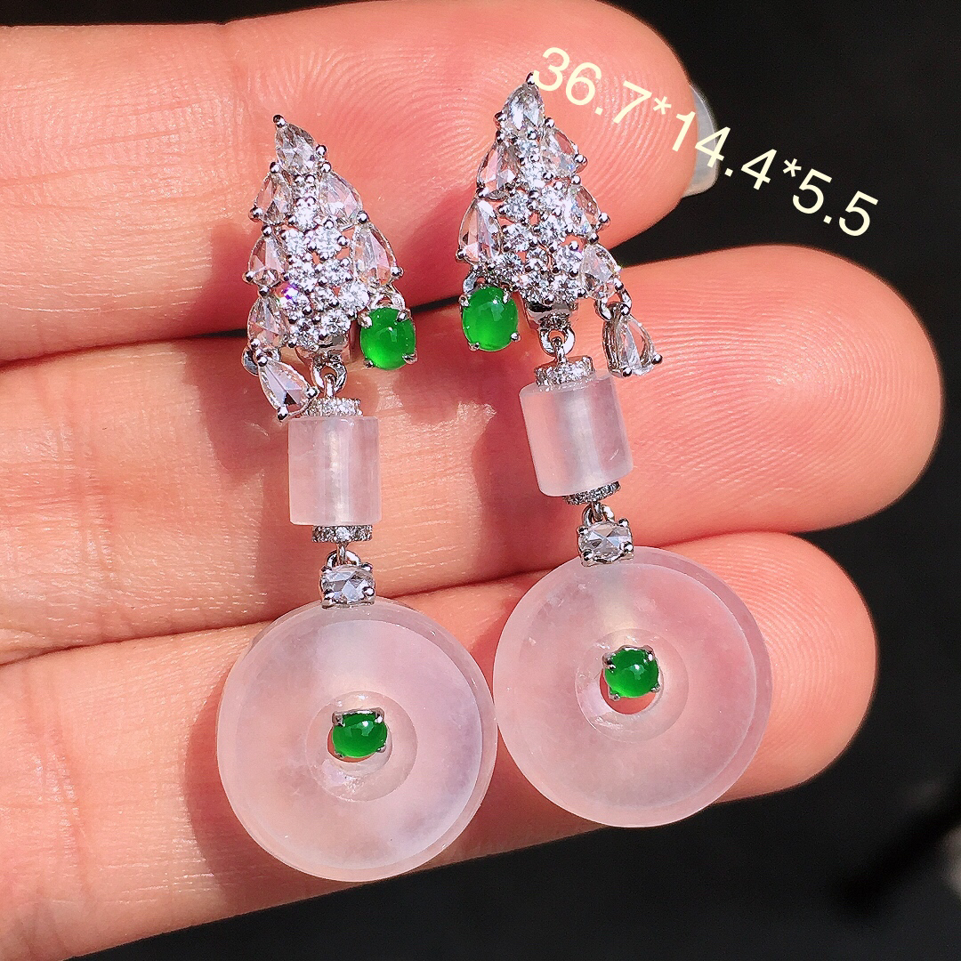 冰种平安扣耳坠，玉质细腻，荧光感超
强，饱满圆润，尽显优雅气质，18k
金豪华镶嵌