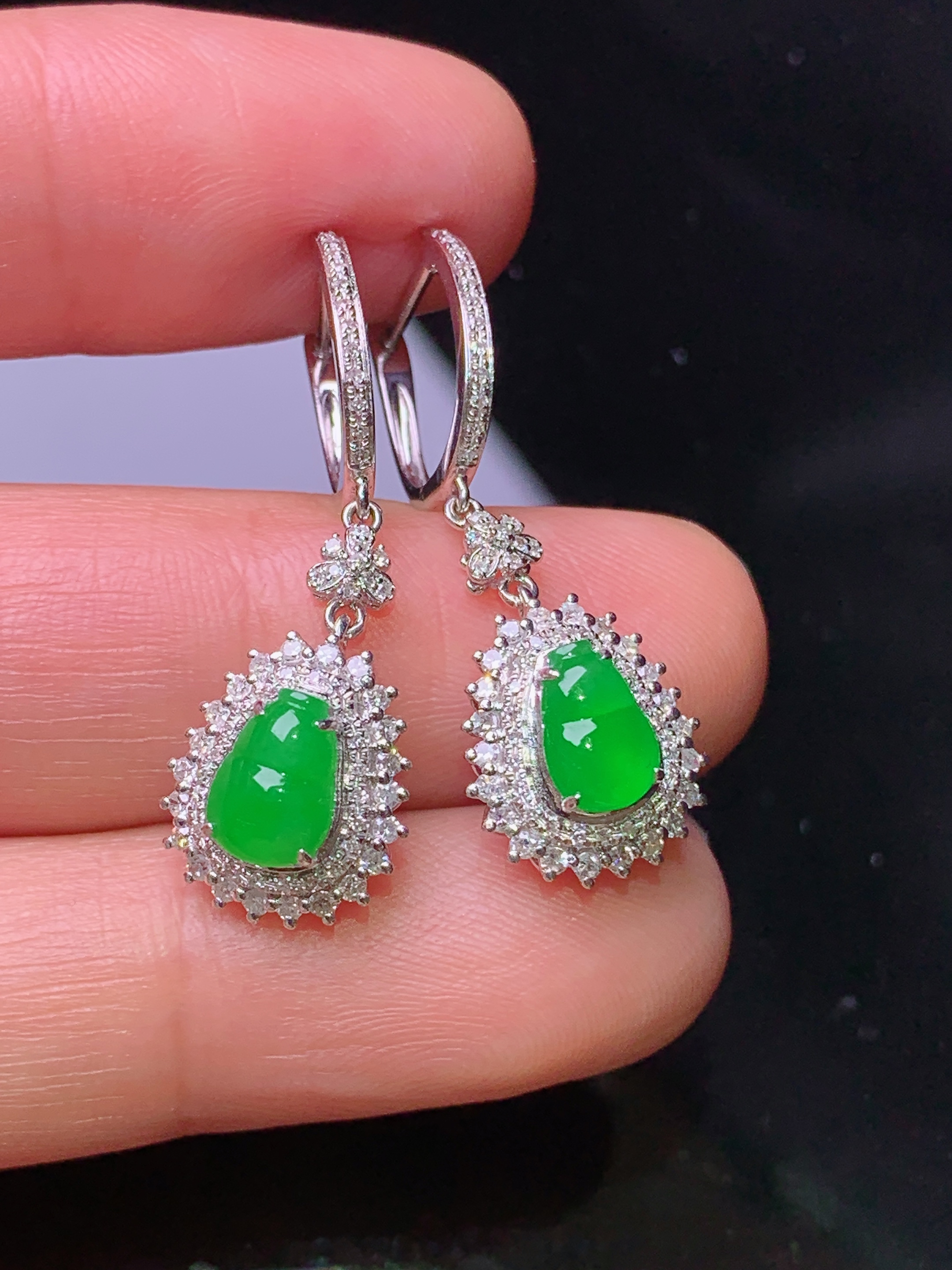 18k金钻镶嵌满绿葫芦耳坠 玉质细腻 色泽艳丽清新 水润亮眼 整体尺寸28.5*10.5*7.2c2