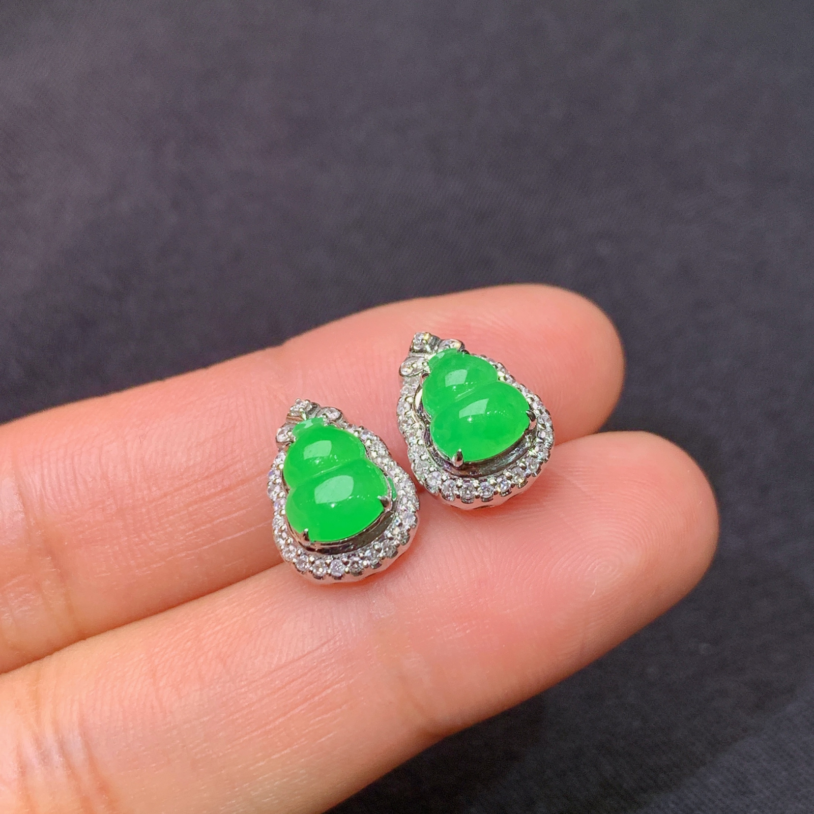 冰阳绿葫芦耳钉，18k金镶嵌，款式新颖，冰润色阳，种水足，h1 尺寸7.2*5.7*2