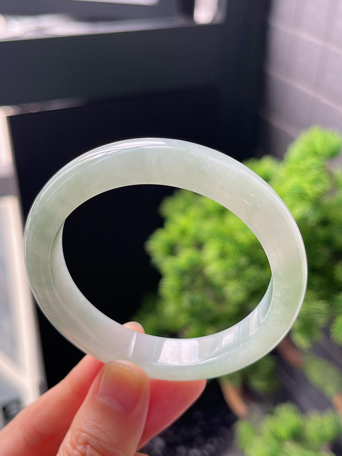 正圈54圈口，翡翠冰糯种淡绿色手镯