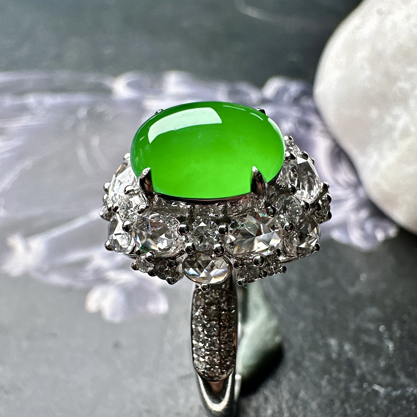 【冰种满绿蛋面戒指】质地均匀细腻，冰润起光，胶感强烈，颜色娇艳，18K金钻精美镶嵌，裸石尺寸8.7*6.2*4.9毫米