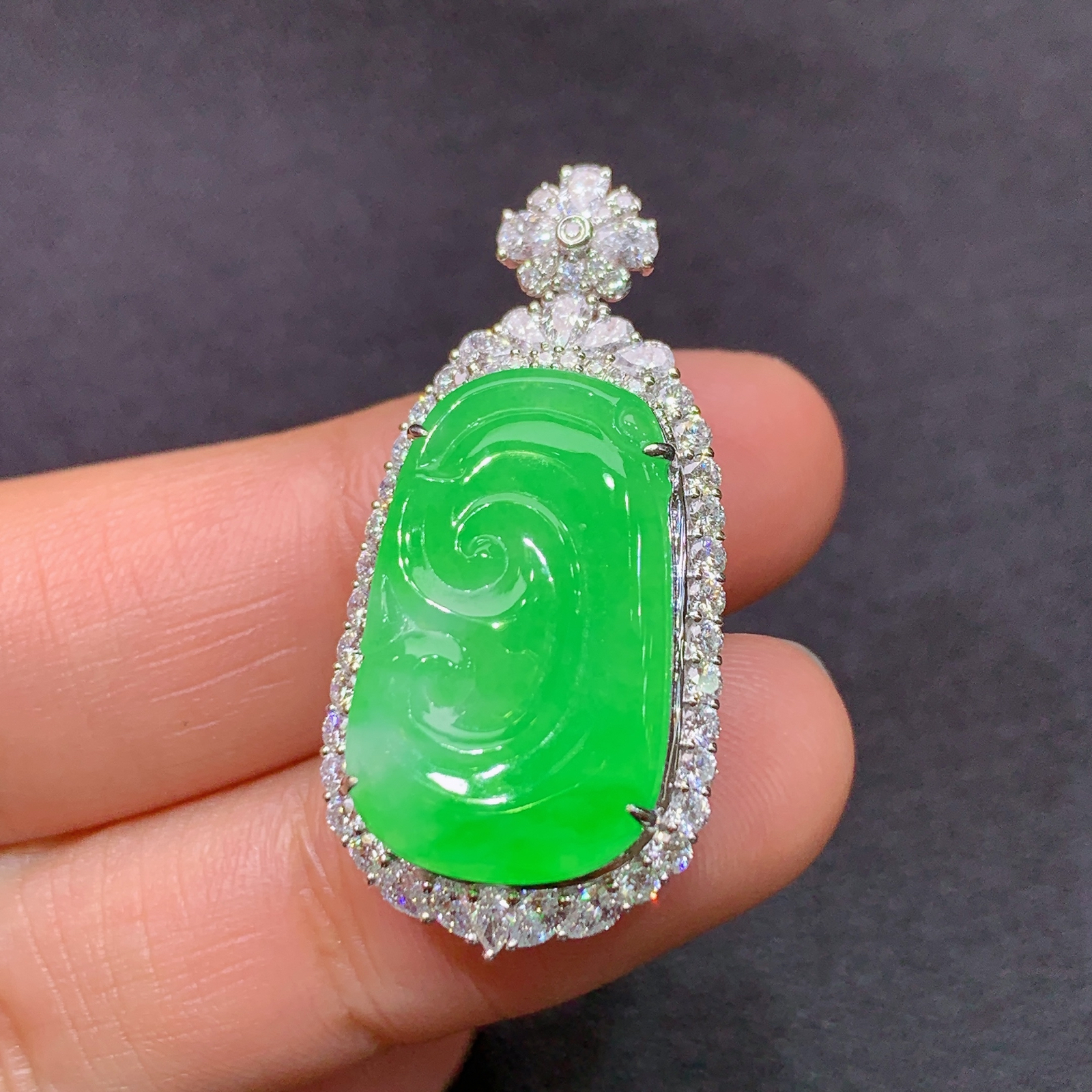 冰阳绿如意吊坠，18k金镶嵌，冰润色阳，玉质细腻，种水足，B1 尺寸33.3*16.4*8.2