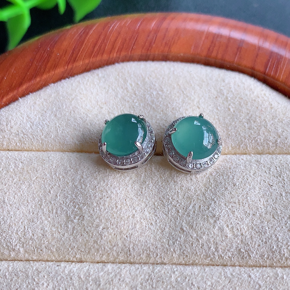 冰晴水翡翠925银镶嵌耳钉，自然光实拍，翠色灵动，颜色漂亮，种老水足，品相佳，佩戴佳品！W481.1